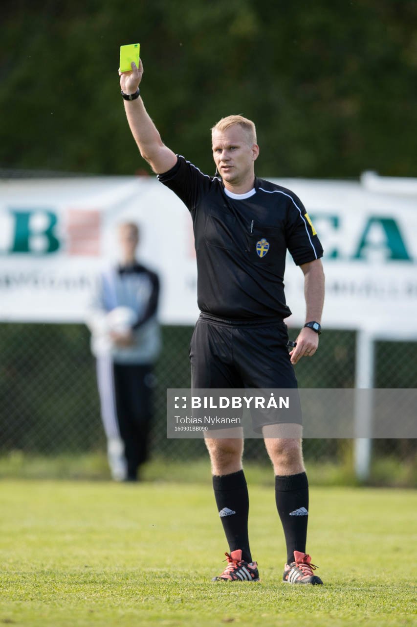 domare Henrik Molin  visar gult kort