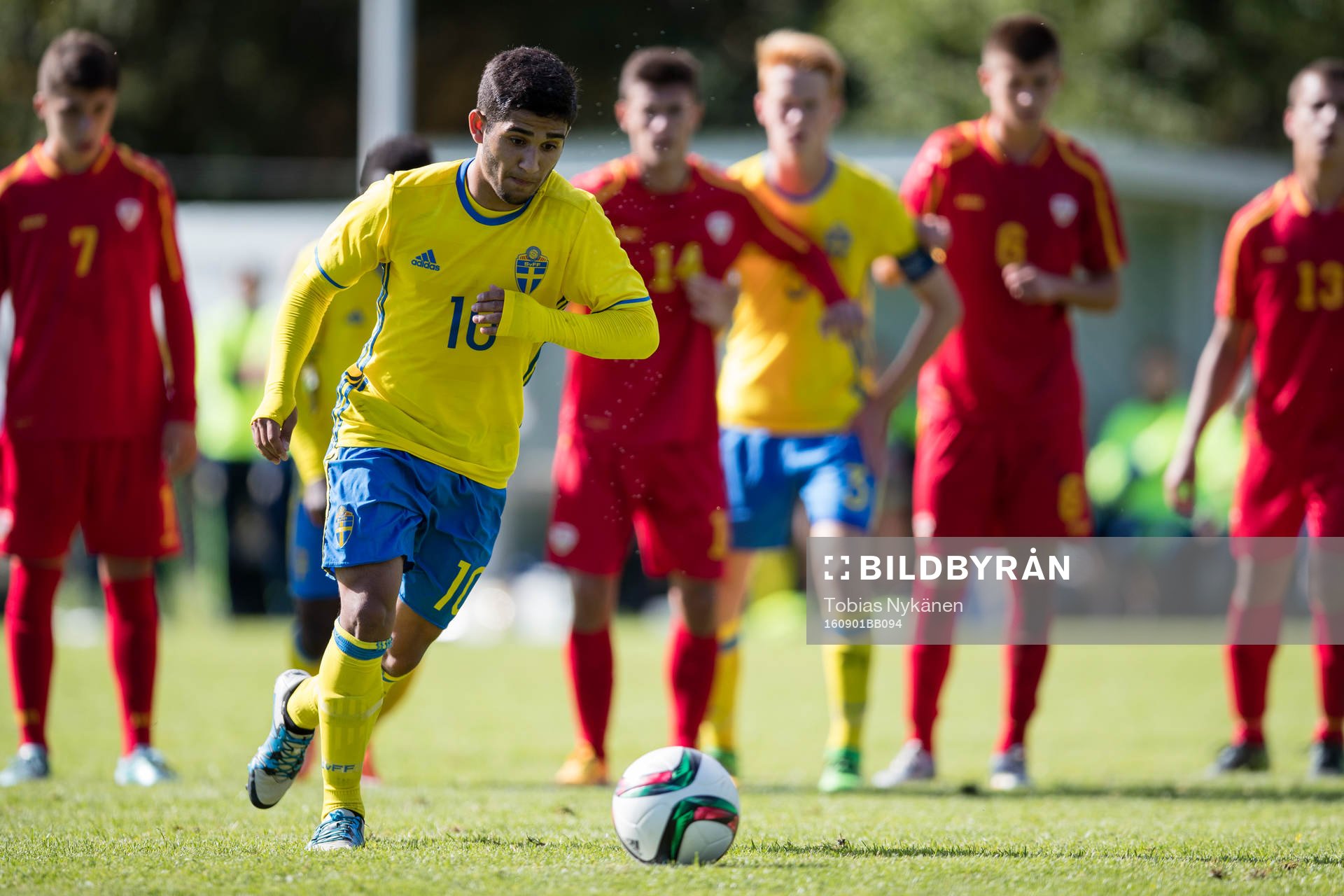 Sveriges Eduart Iljazi  gör 2-1 målet på straff