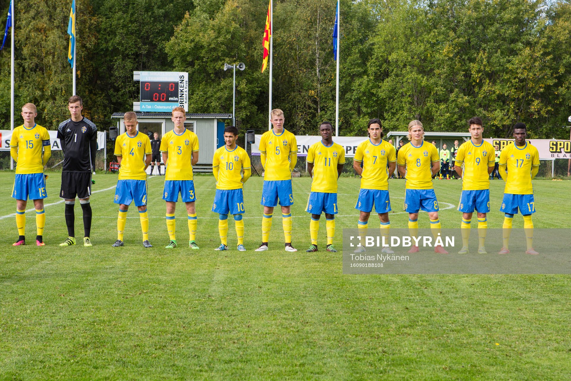 Den svenska startelvan från vänster Edvin Crona, Målvakt