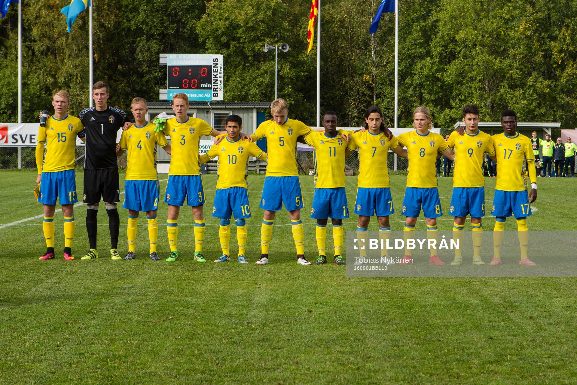 Den svenska startelvan från vänster Edvin Crona, Målvakt