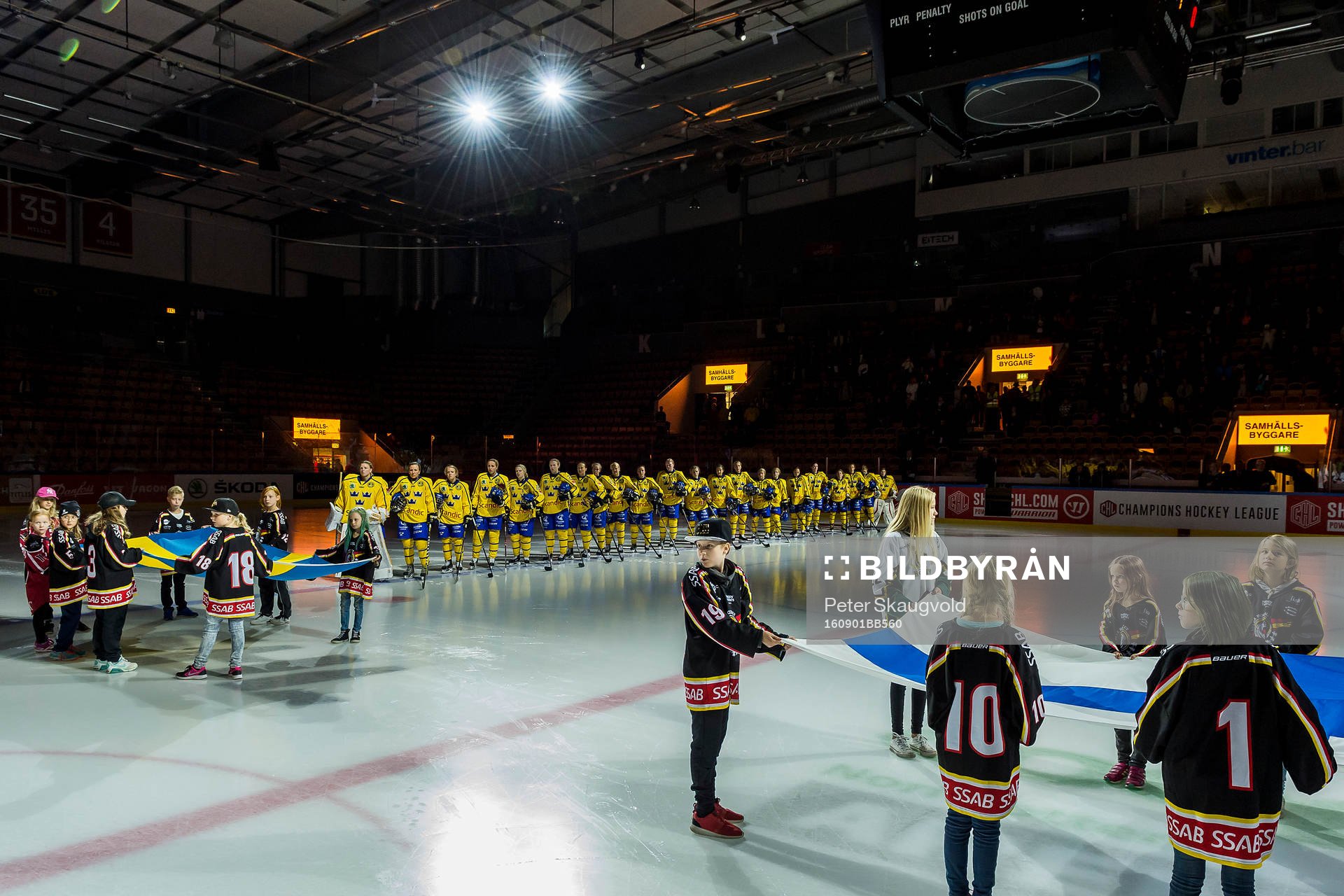 Dom svenska spelarna står uppställda