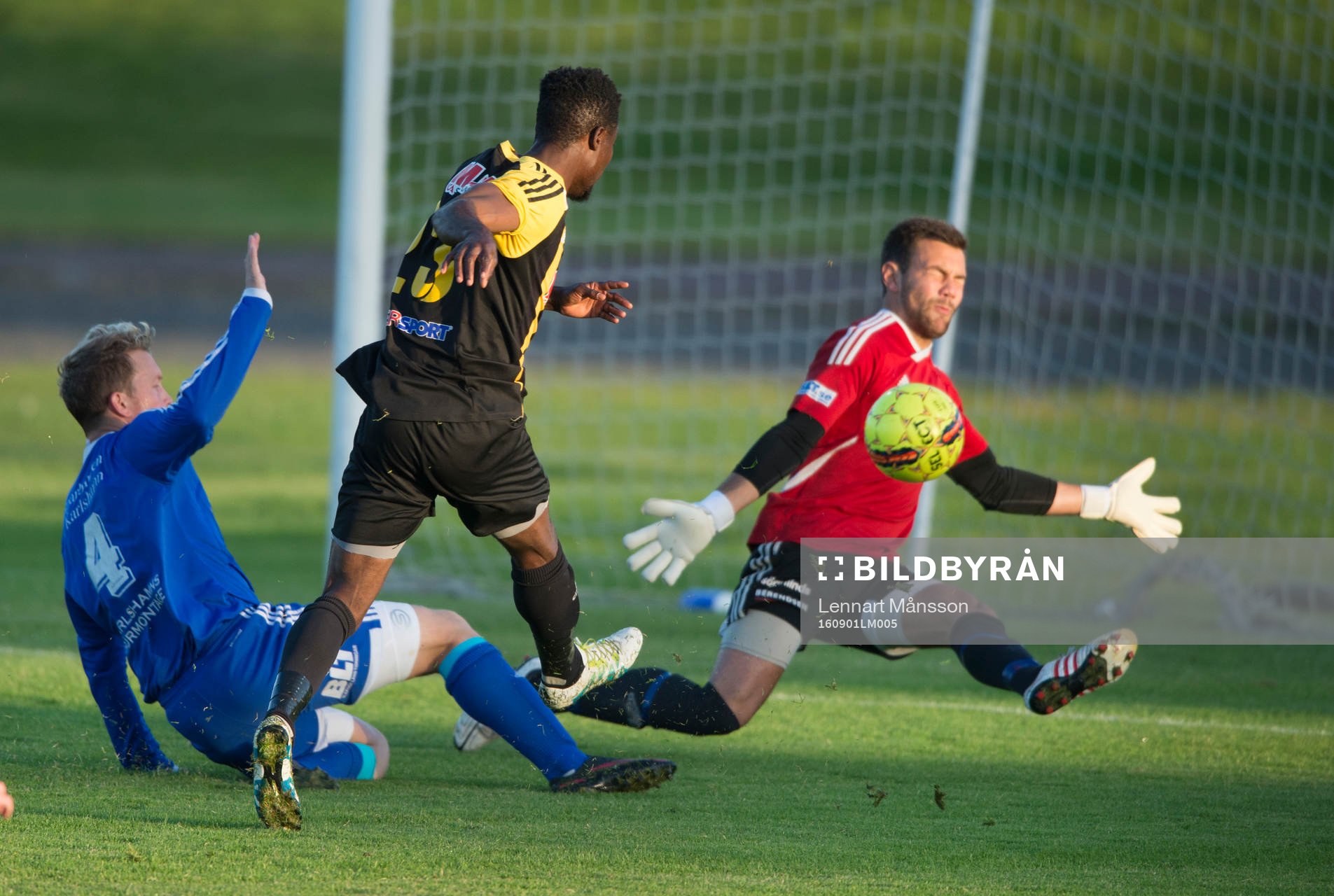 IFK Hässleholms Kojo Annor gör 1-0 i matchen i division 2