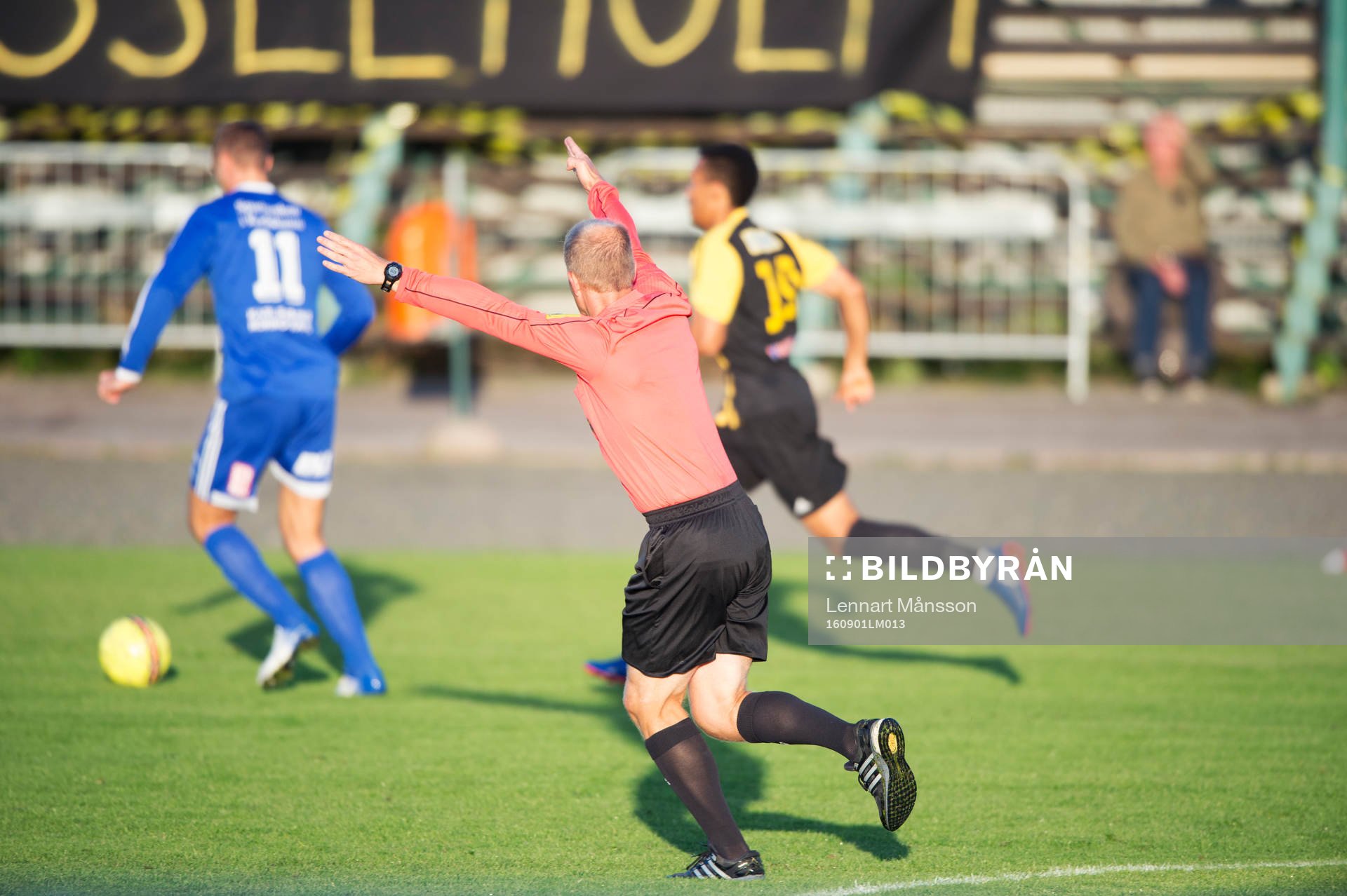 Domaren vinkar för fortsätt spela i matchen i division 2