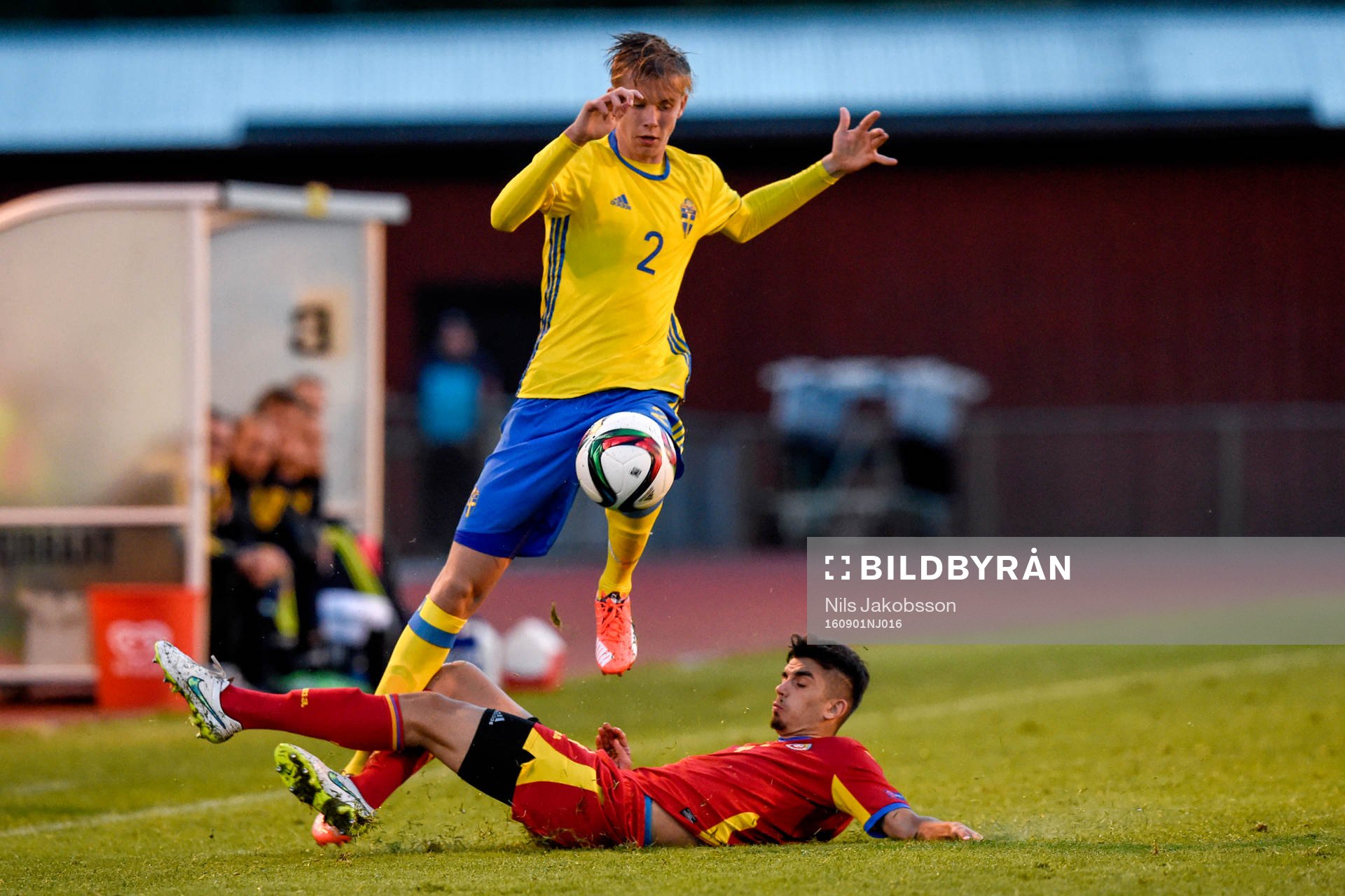 Sveriges Johan Stenmark fälls av Rumäniens Andrei Trusescu under P17-landskampen i fotboll mellan Sverige och Rumänien den 1 september 2016 i Ljusdal.