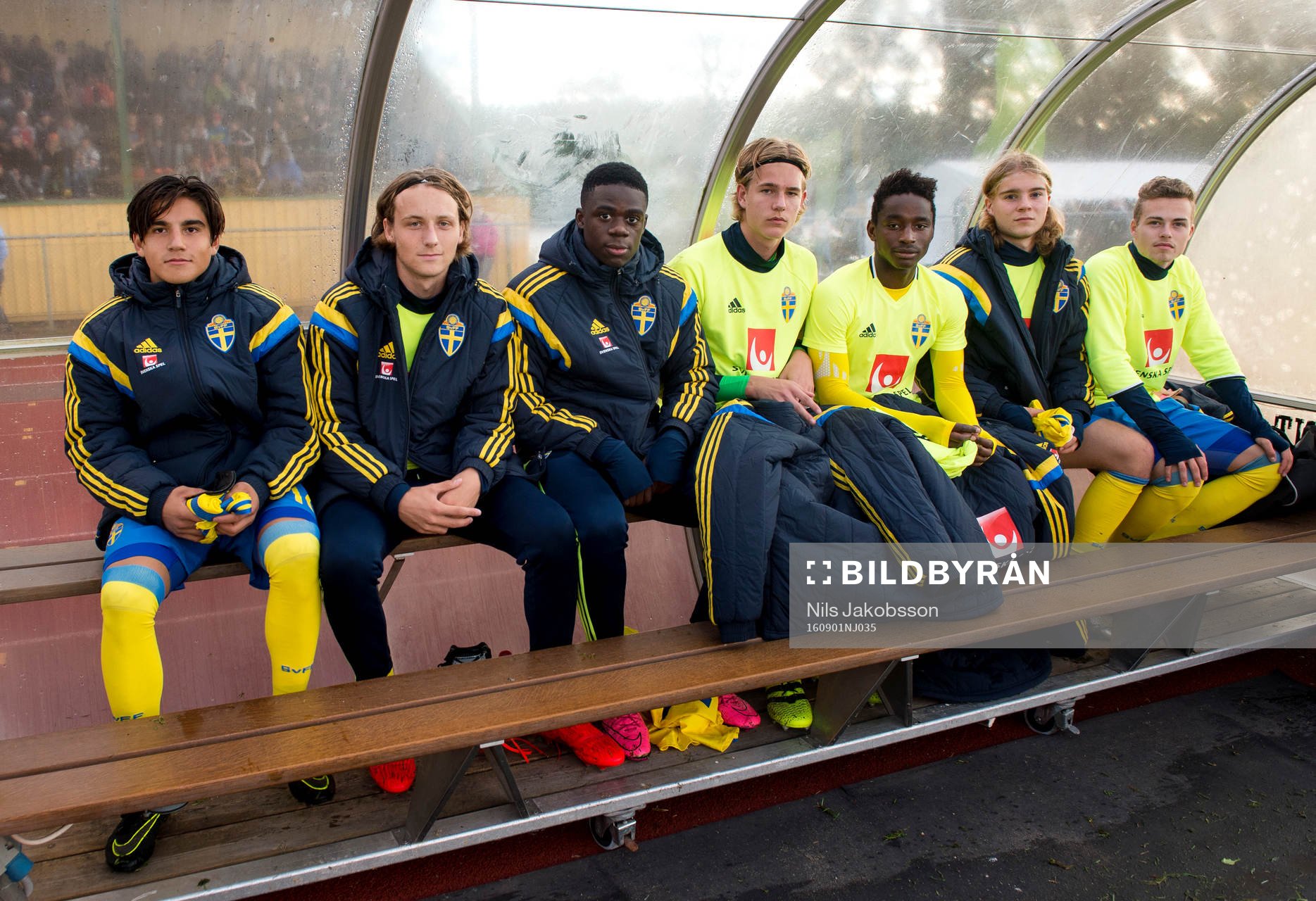 Sveriges Michel Rosencrantz Montero, målvakt Mathias Nilsson, Joel Mumbongo, Gabriel Gudmundsson, York Rafael, Victor Olofsson, Alexander Abrahamsson under P17-landskampen i fotboll mellan Sverige och Rumänien den 1 september 2016 i Ljusdal.