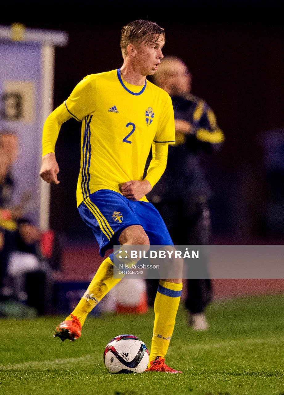 Sveriges Johan Stenmark under P17-landskampen i fotboll mellan Sverige och Rumänien den 1 september 2016 i Ljusdal.