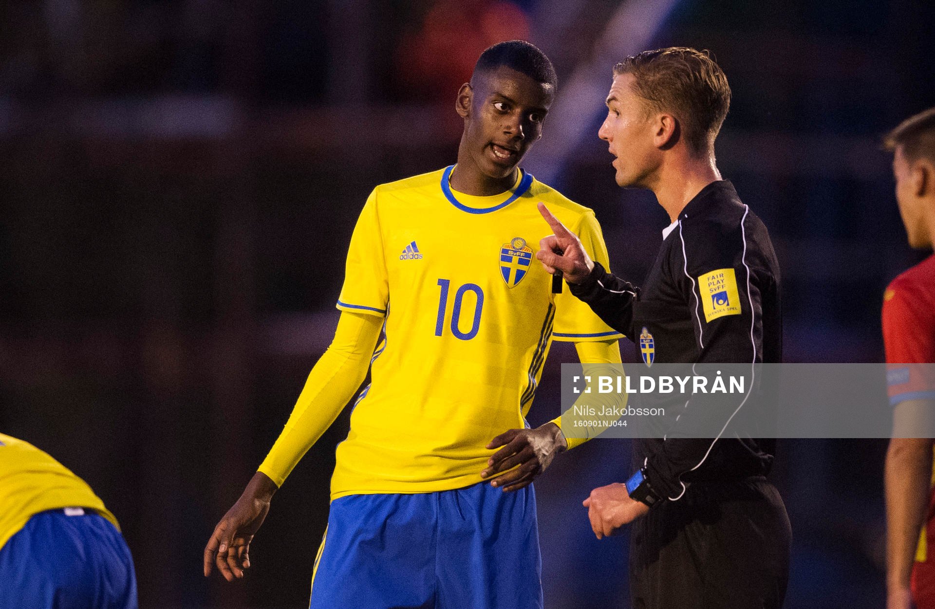 Sveriges Alexander Isak och domare Fredrik Hansson under P17-landskampen i fotboll mellan Sverige och Rumänien den 1 september 2016 i Ljusdal.