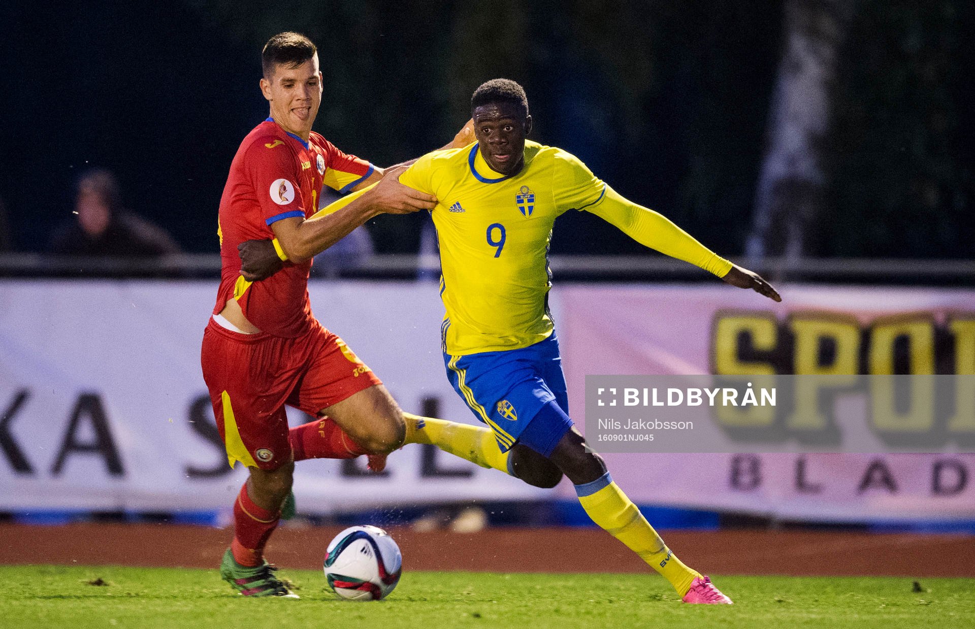 Rumäniens Andrei Chindris och Sveriges Joel Mumbongo under P17-landskampen i fotboll mellan Sverige och Rumänien den 1 september 2016 i Ljusdal.