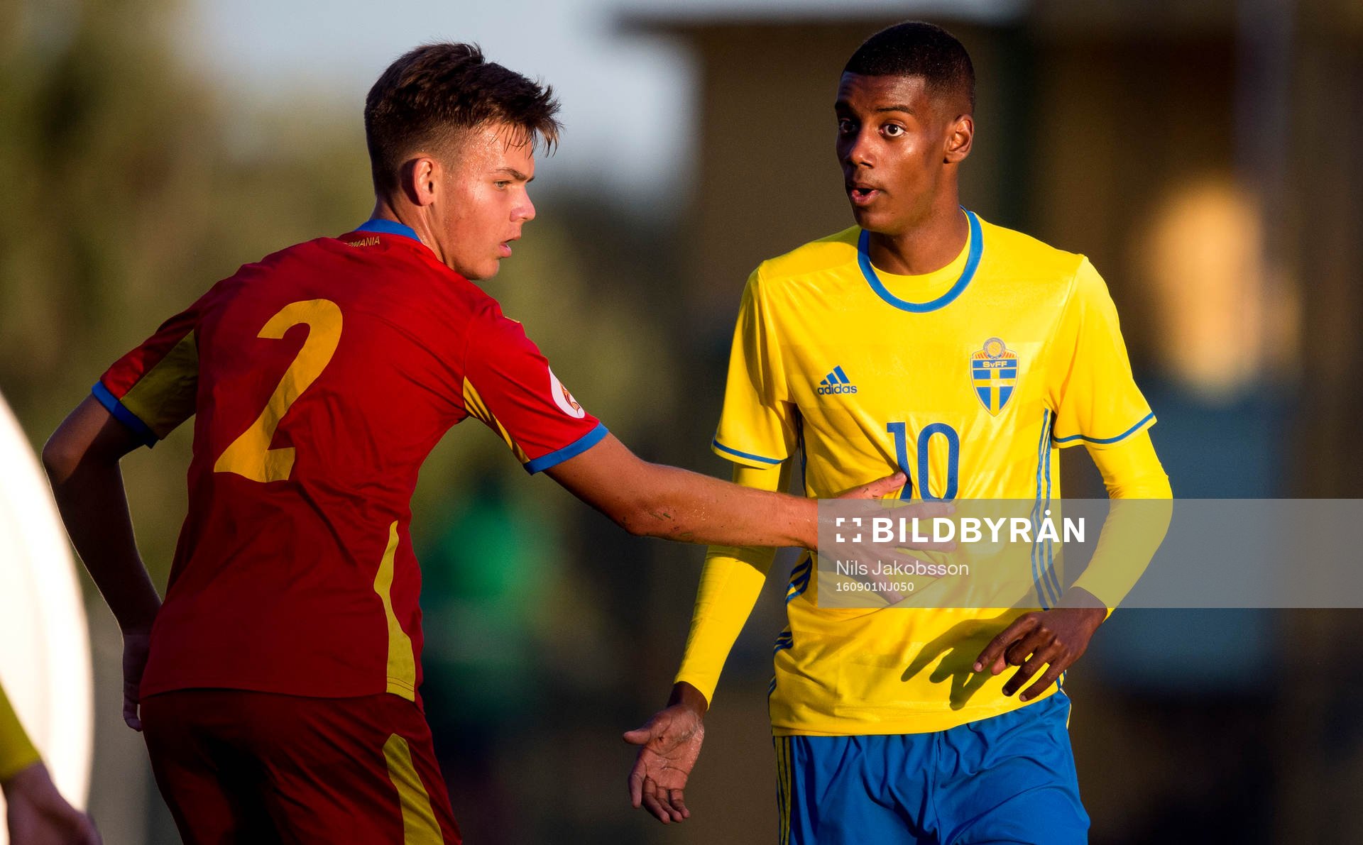 Rumäniens Denis Harut och Sveriges Alexander Isak under P17-landskampen i fotboll mellan Sverige och Rumänien den 1 september 2016 i Ljusdal.