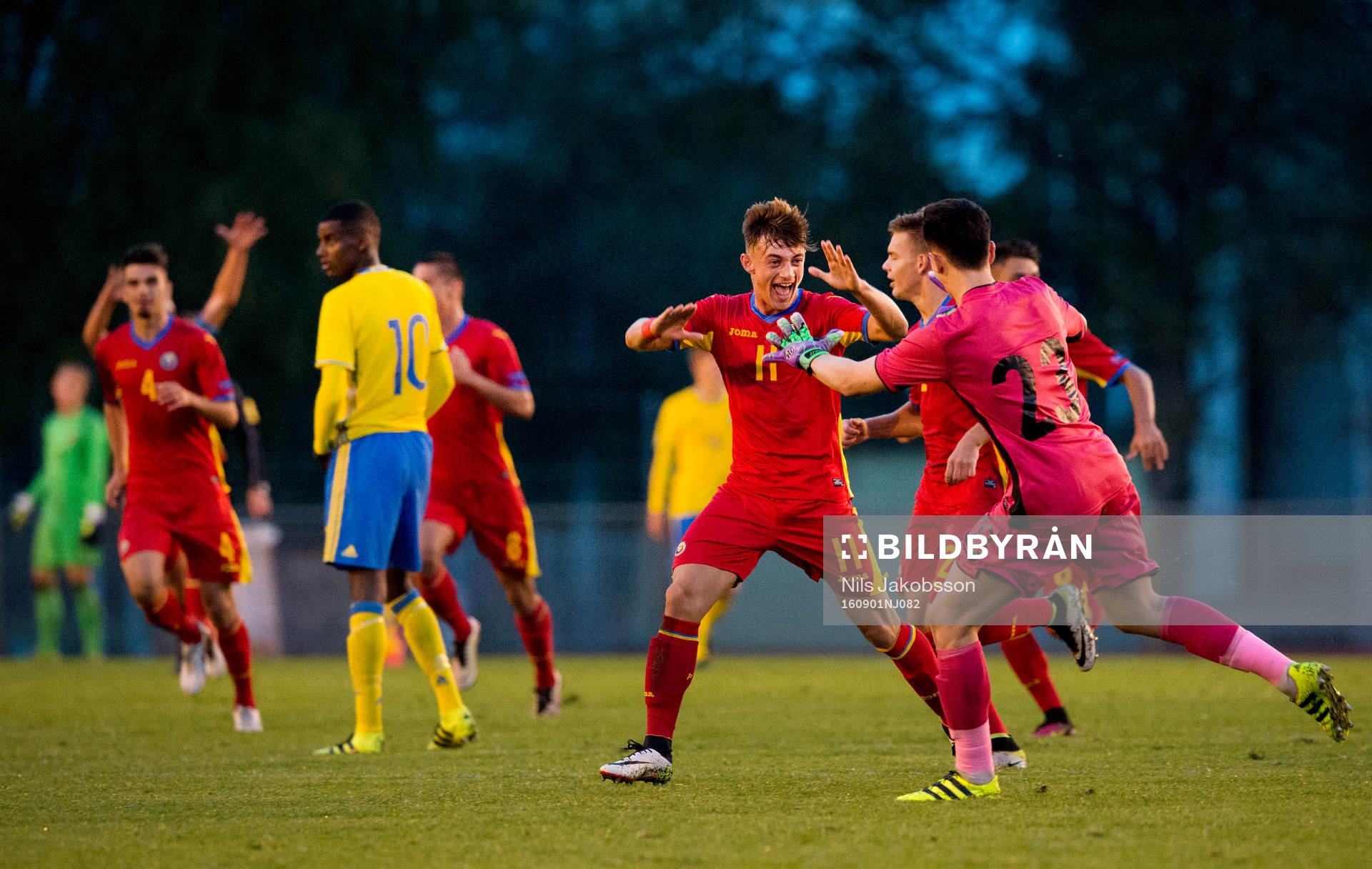Rumäniens Claufiu Micovschi jublar med Daniel Vlad under P17-landskampen i fotboll mellan Sverige och Rumänien den 1 september 2016 i Ljusdal.