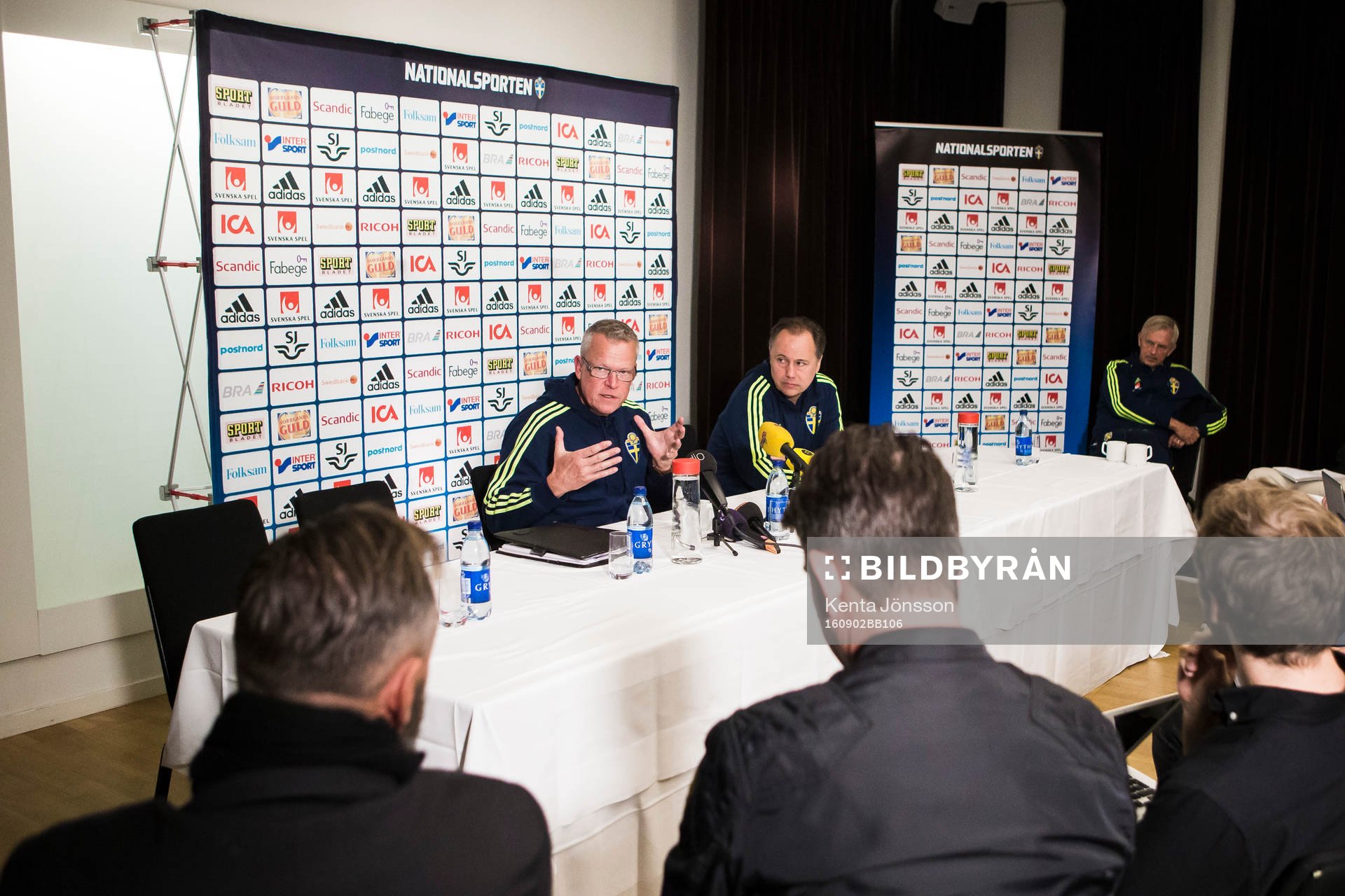 Sveriges förbundskapten Jan Andersson med journalister