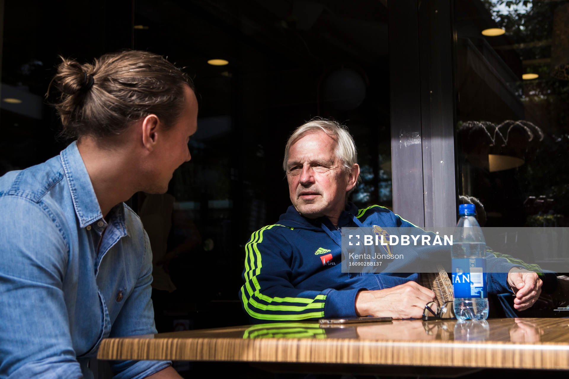 Sveriges landslagschef Lars Richt med Expressens journalist Daniel Kristoffersson under en presskonferens anordnad av Svenska Fotbollsförbundet den 2 September 2016 i Stockholm