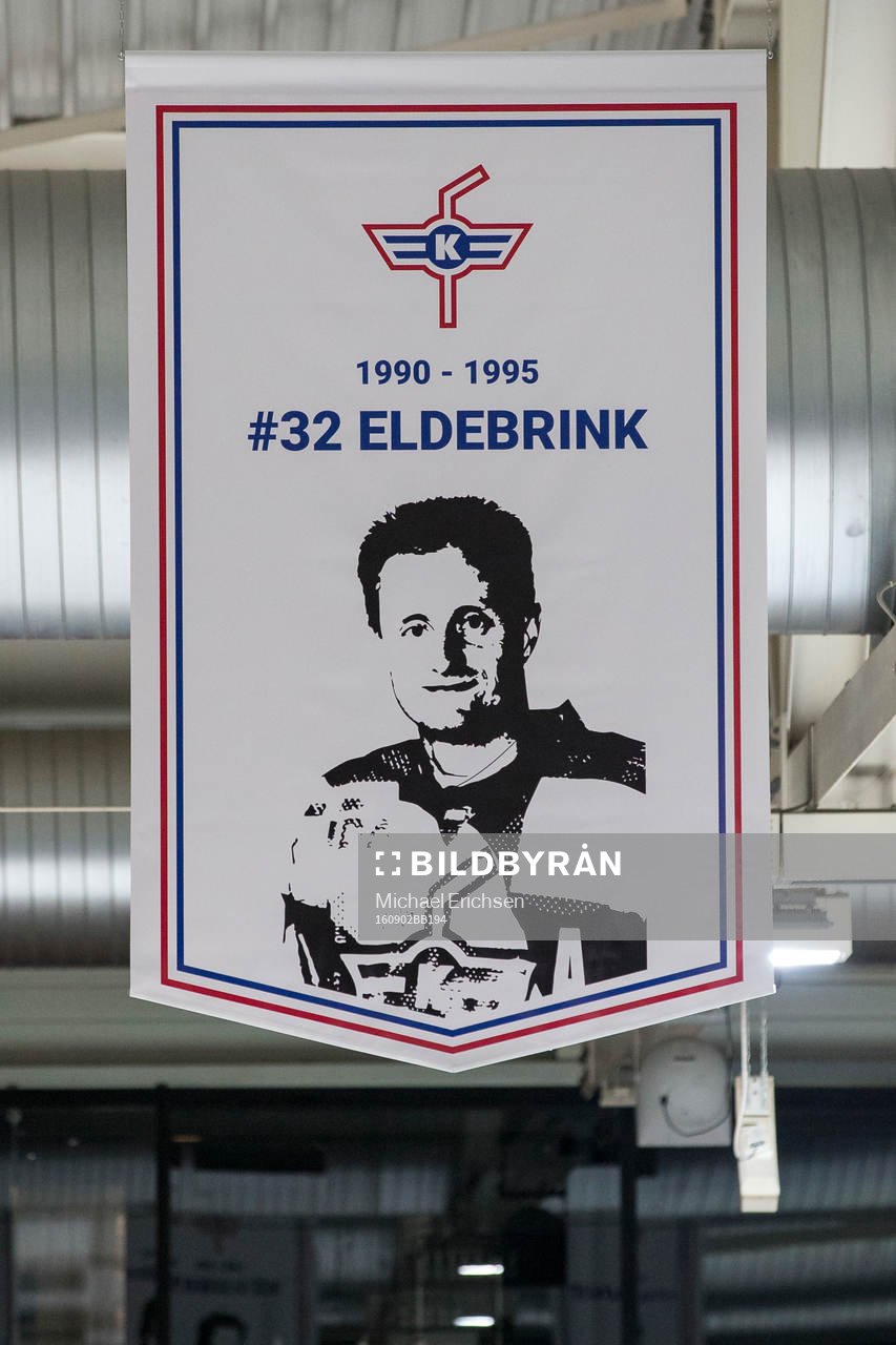 Rögles tränare Anders Eldebrinks tröja med nr 32 i taket