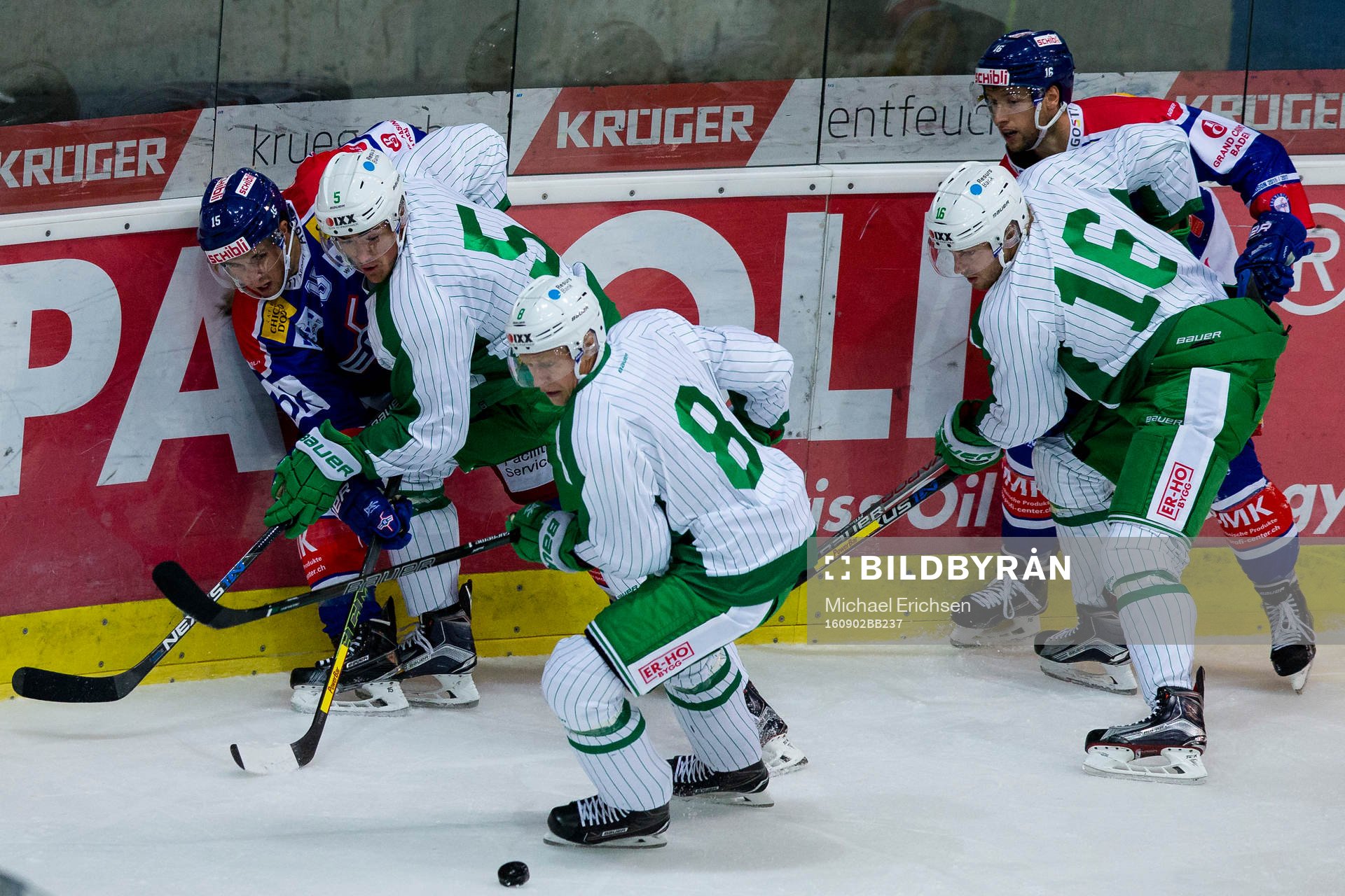 Rögles Jesper Williamsson får loss pucken vid sargen