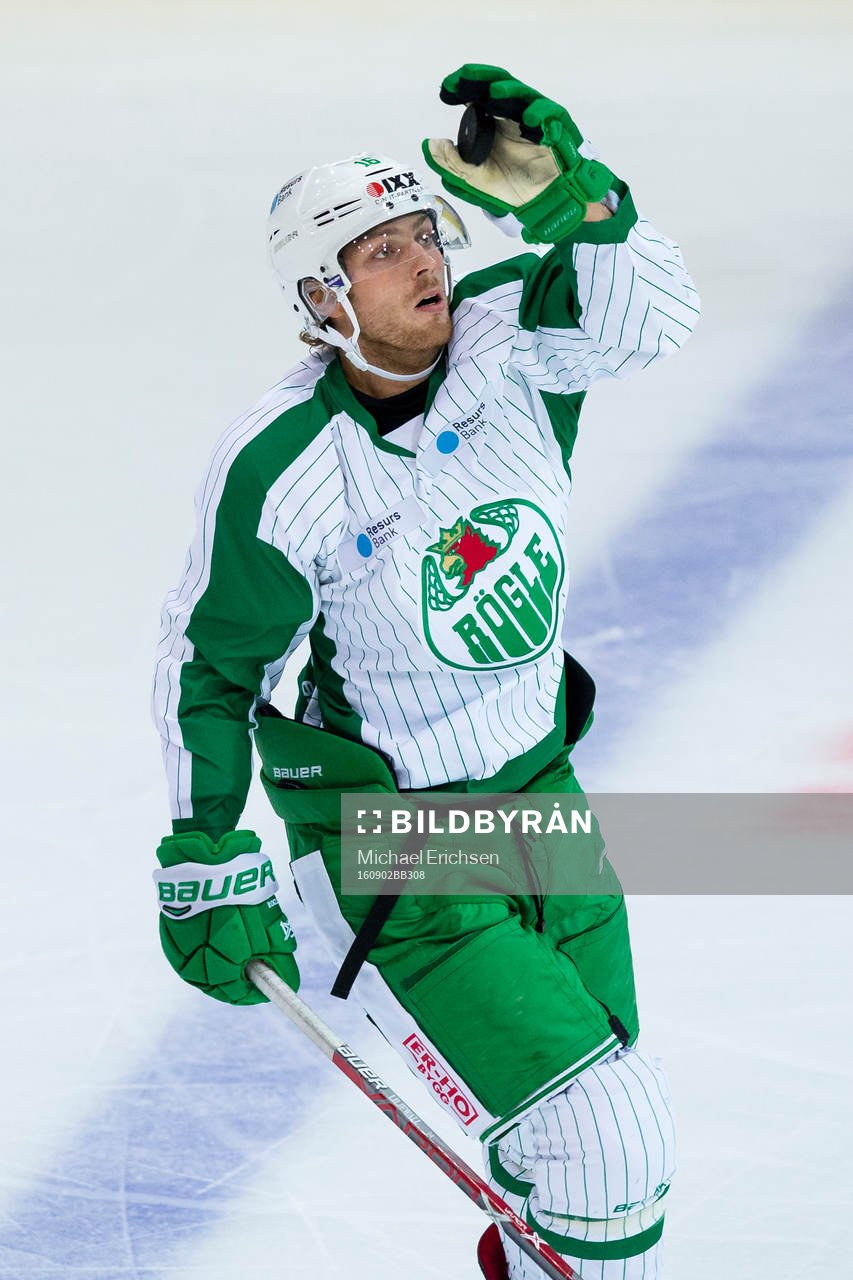 Rögles Christopher Liljewall tar ned en puck med handsken