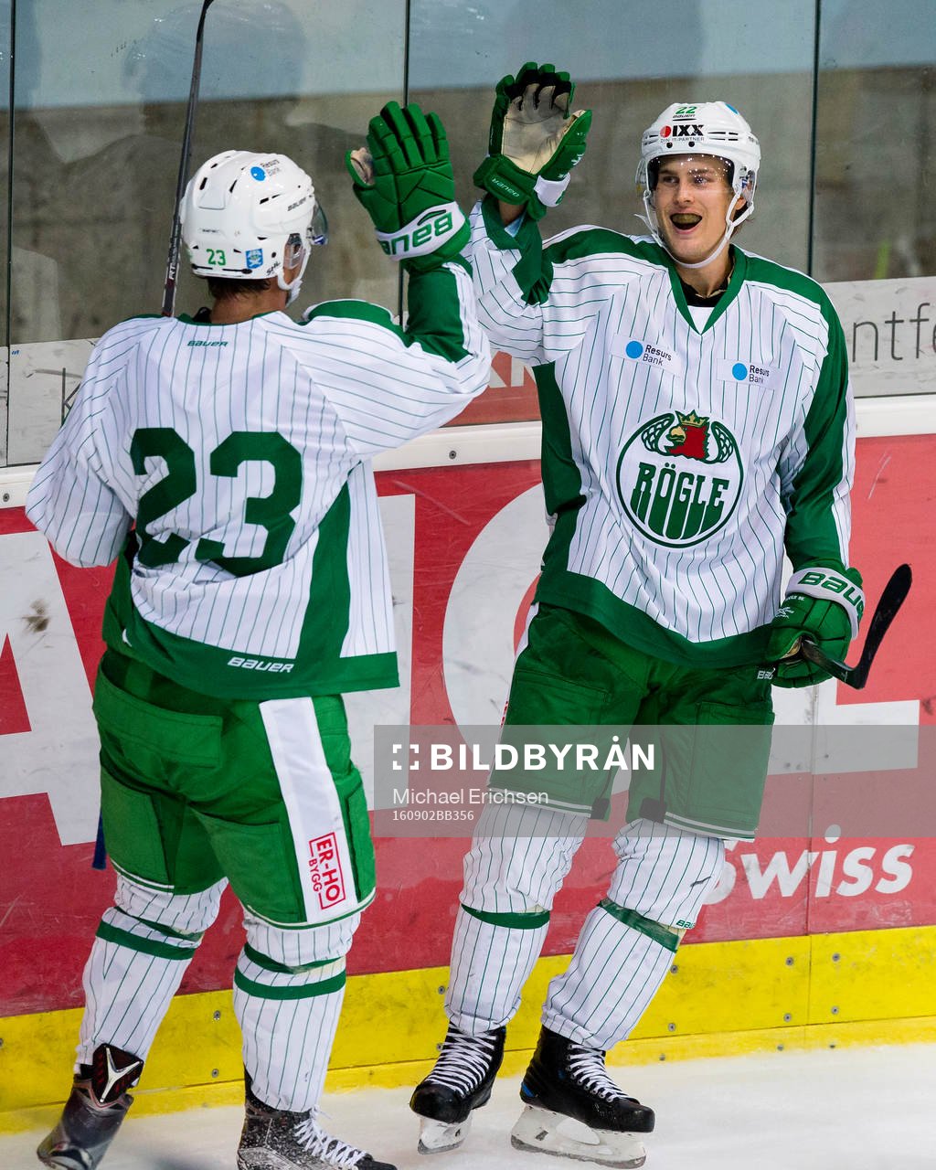 Rögles Sebastian Wännström jublar ihop med Daniel