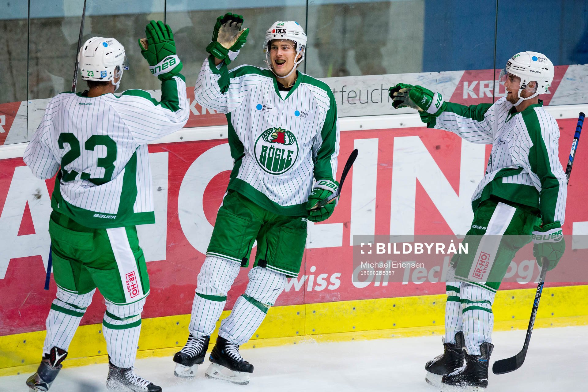 Rögles Sebastian Wännström jublar ihop med Daniel