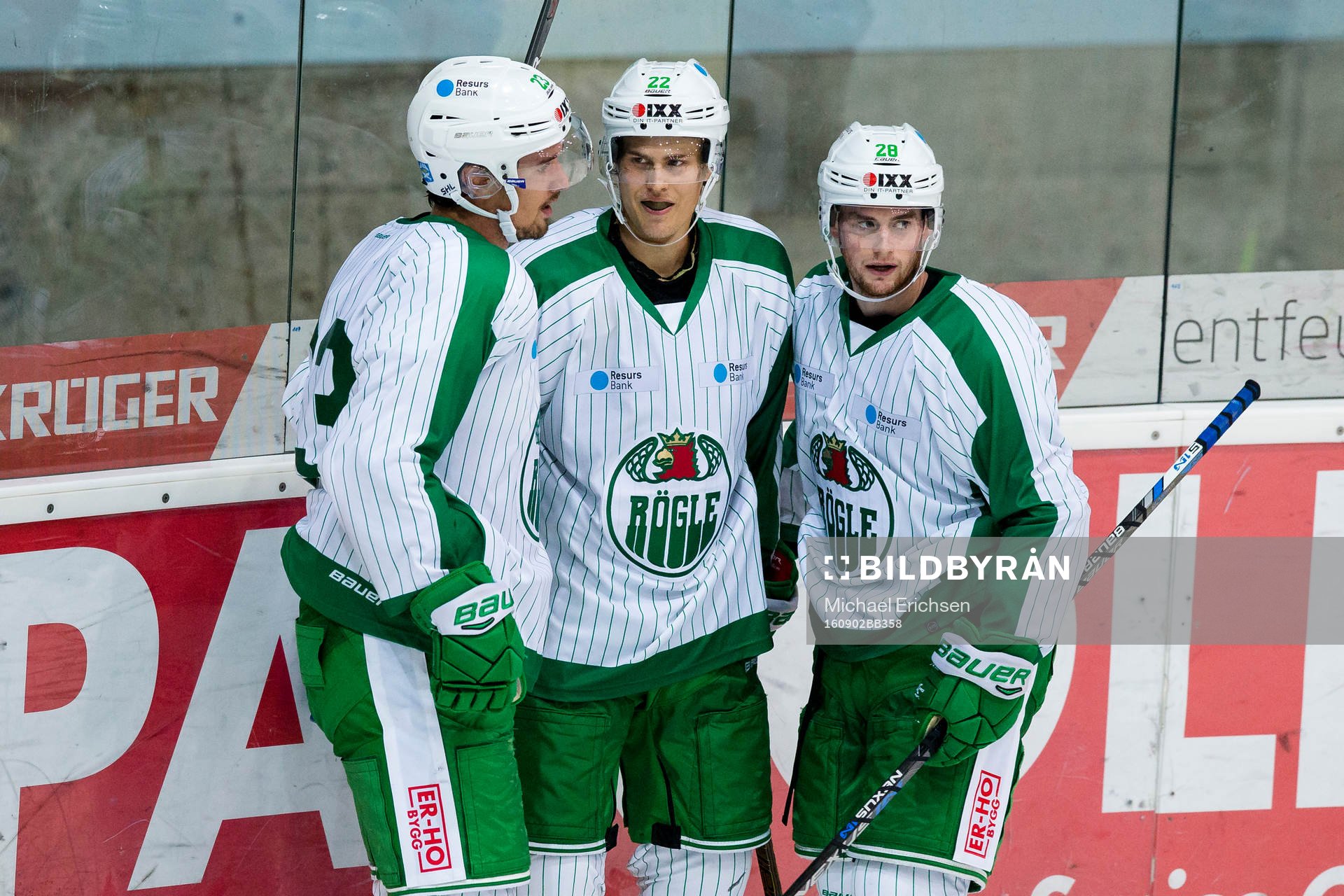 Rögles Sebastian Wännström jublar ihop med Daniel