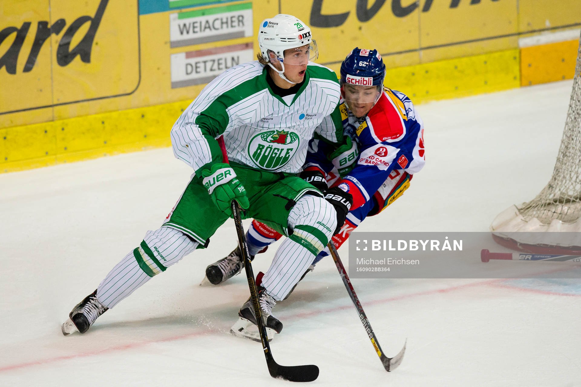 Rögles Mathias From håller undan för Klotens Serge Weber
