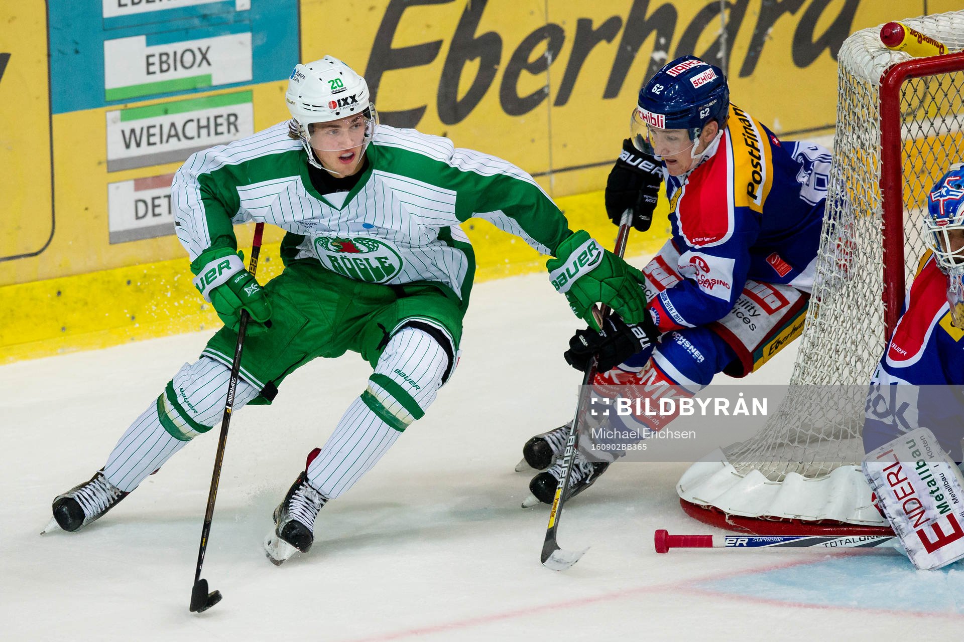 Rögles Mathias From håller undan för Klotens Serge Weber