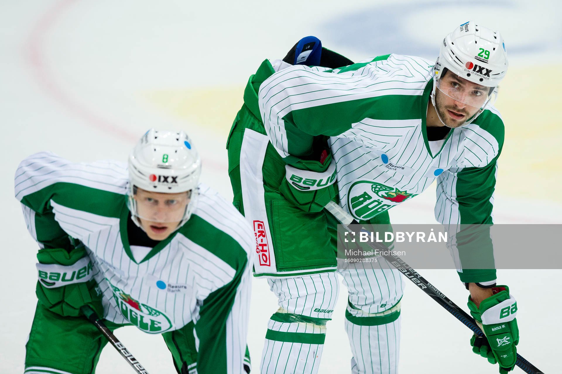 Rögles Ludvig Rensfeldt bakom Rögles Jesper Williamsson