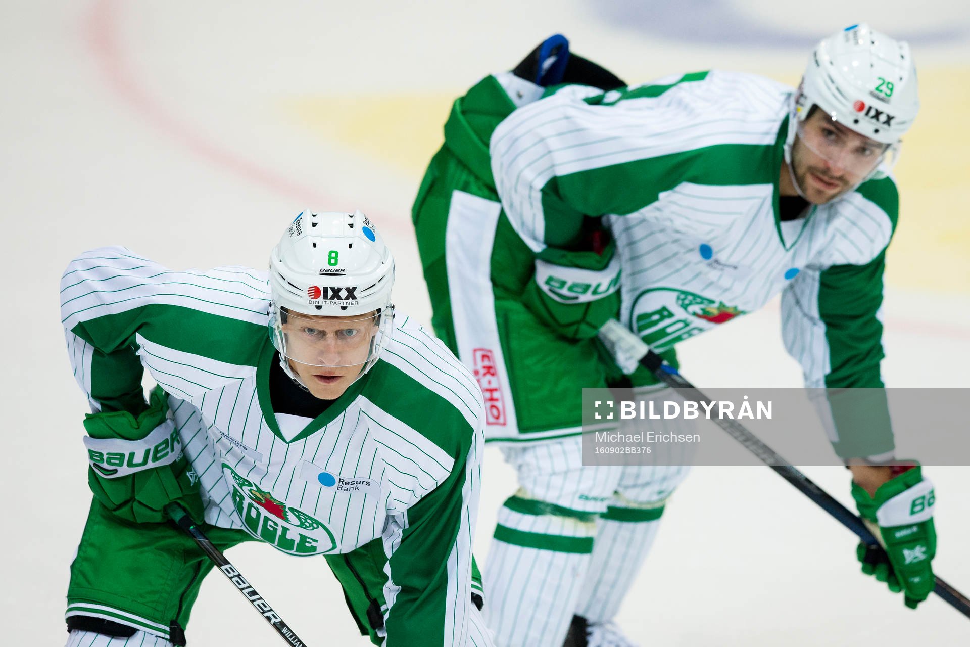 Rögles Jesper Williamsson framför Ludvig Rensfeldt