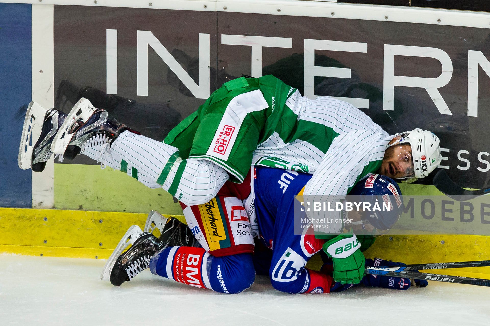 Rögles Almen Bibic ovanpå Klotens Roman Schlagenhauf