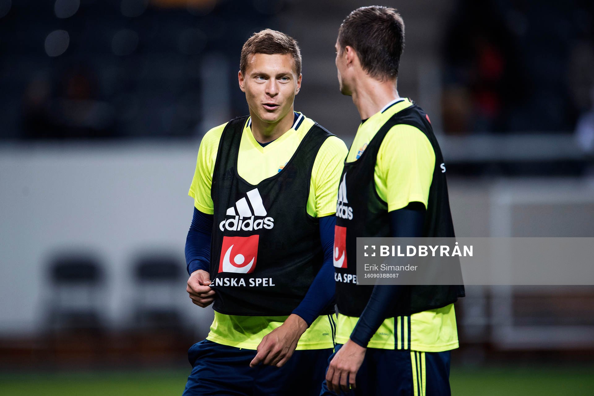 Victor Nilsson Lindelöf pratar med Mikael Lustig