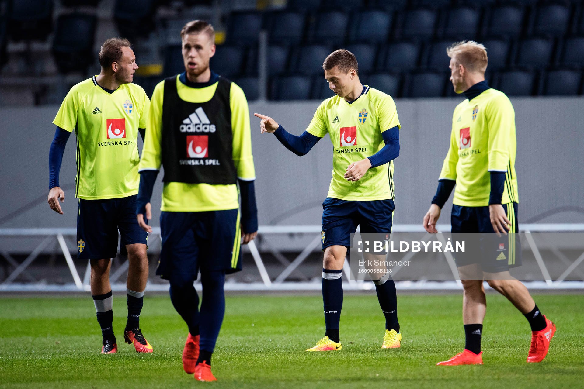 Victor Nilsson Lindelöf pratar med Andreas Granqvist