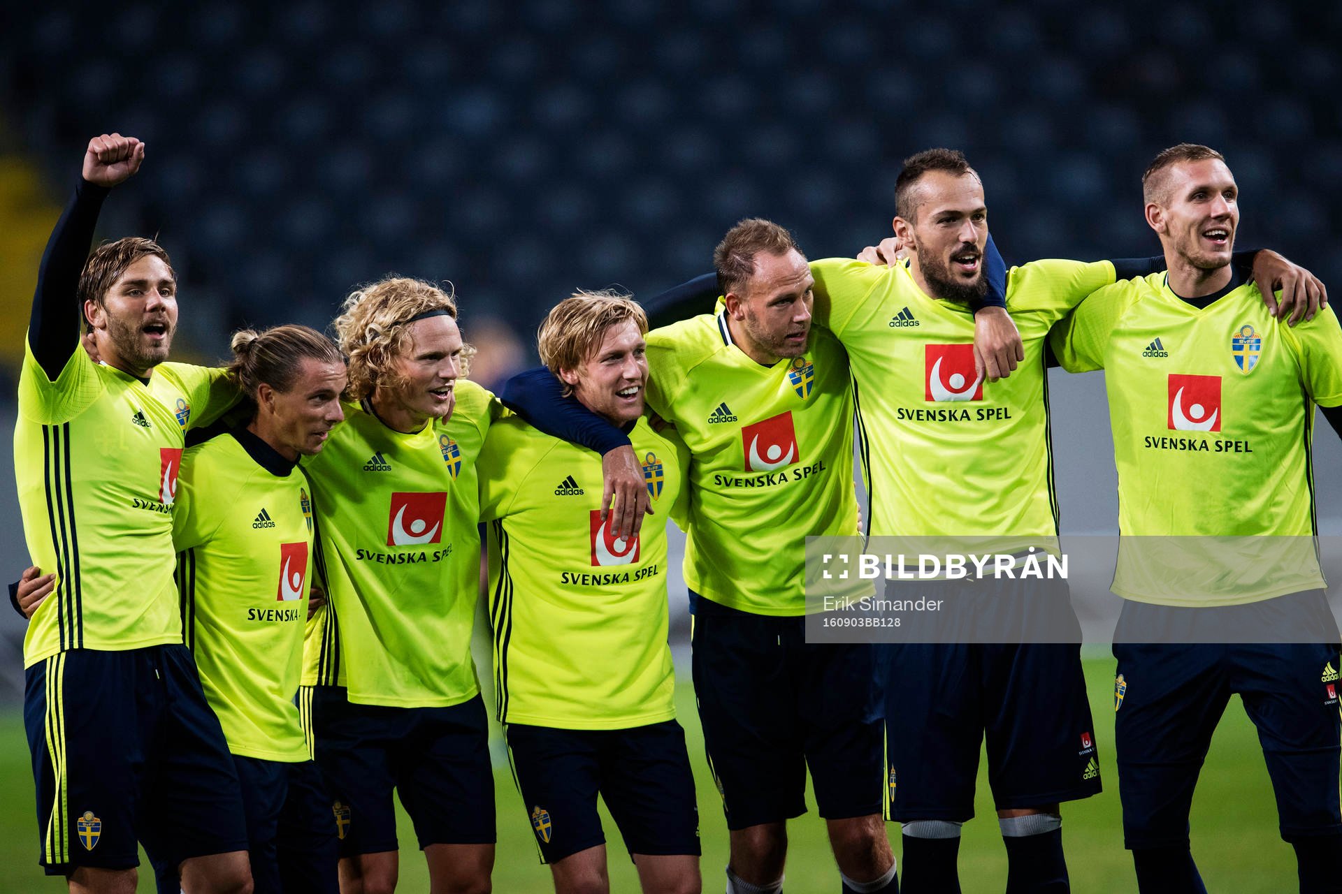 Christoffer Nyman, Niklas Hult, Oscar Hiljemark, Emil Forsberg, Andreas Granqvist, Emir Kujovic och målvakt Robin Olsen jublar under en träning med Sveriges fotbollslandslag den 3 september 2016 i Stockholm.