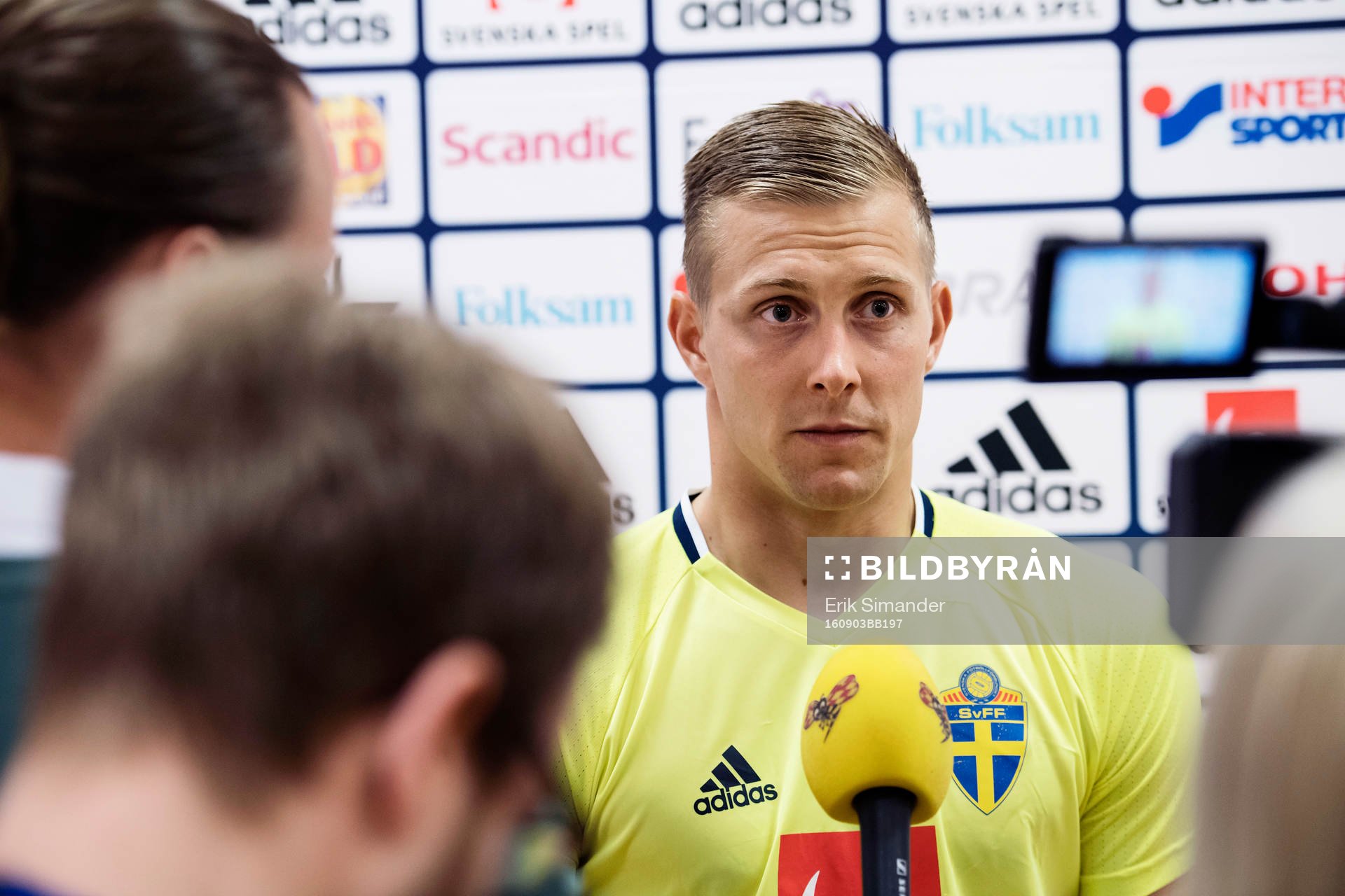 Sveriges målvakt Karl-Johan Jonsson i mixed zone