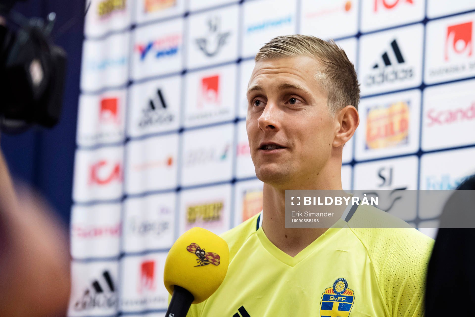 Sveriges målvakt Karl-Johan Jonsson i mixed zone