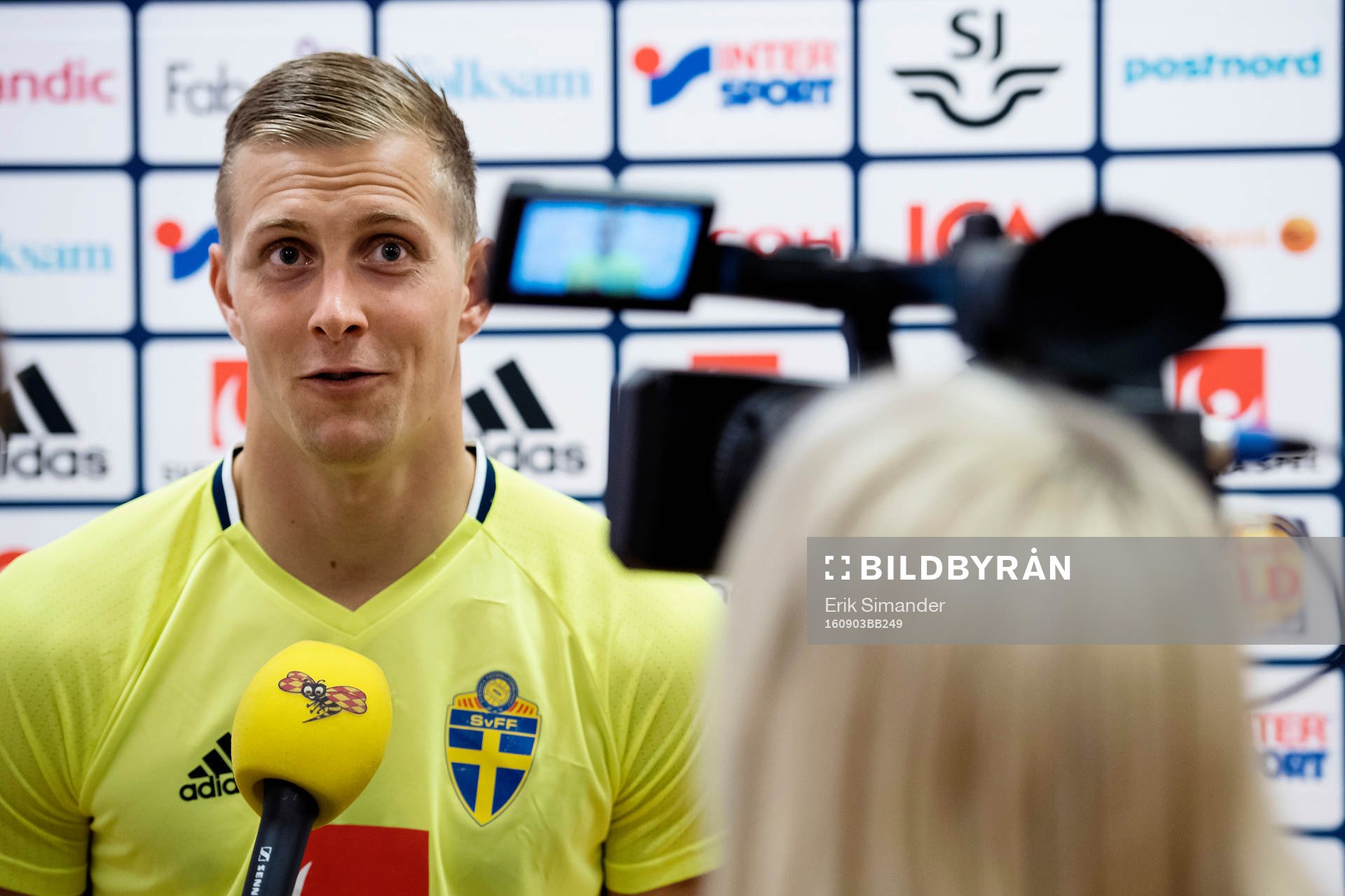 Sveriges målvakt Karl-Johan Jonsson i mixed zone