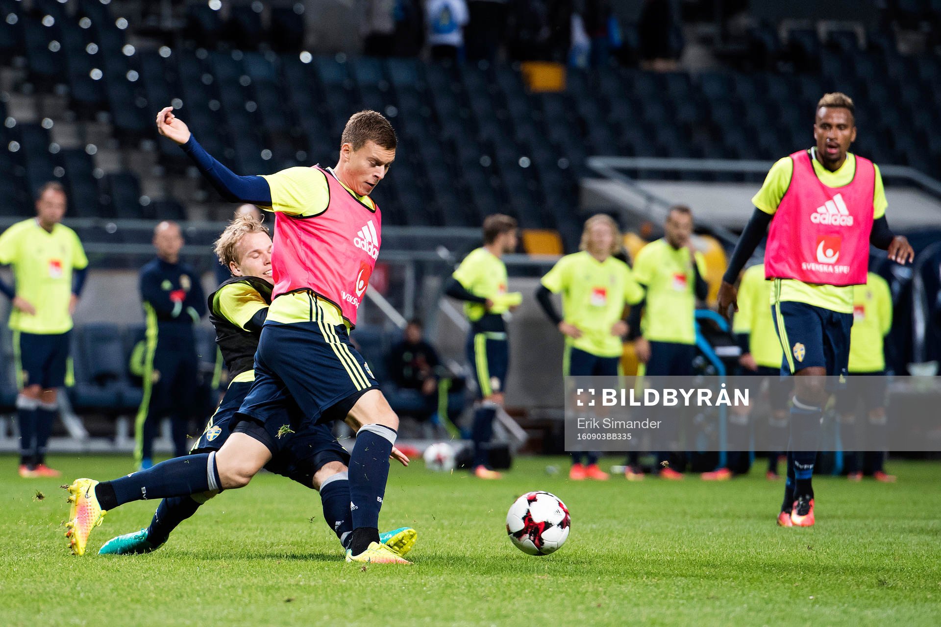 Victor Nilsson Lindelöf och Oscar Lewicki i kamp om bollen