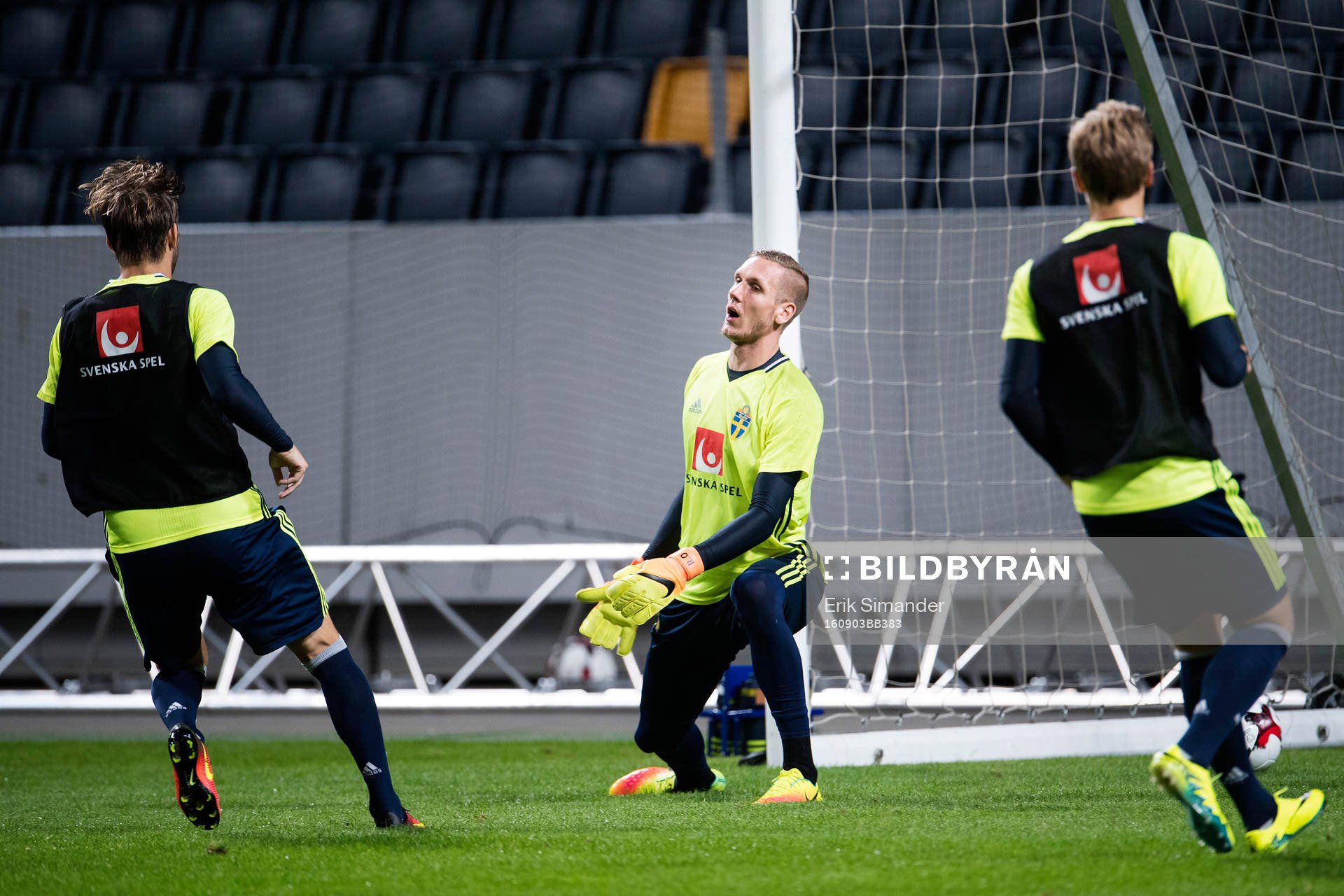 Sveriges målvakt Robin Olsen deppar