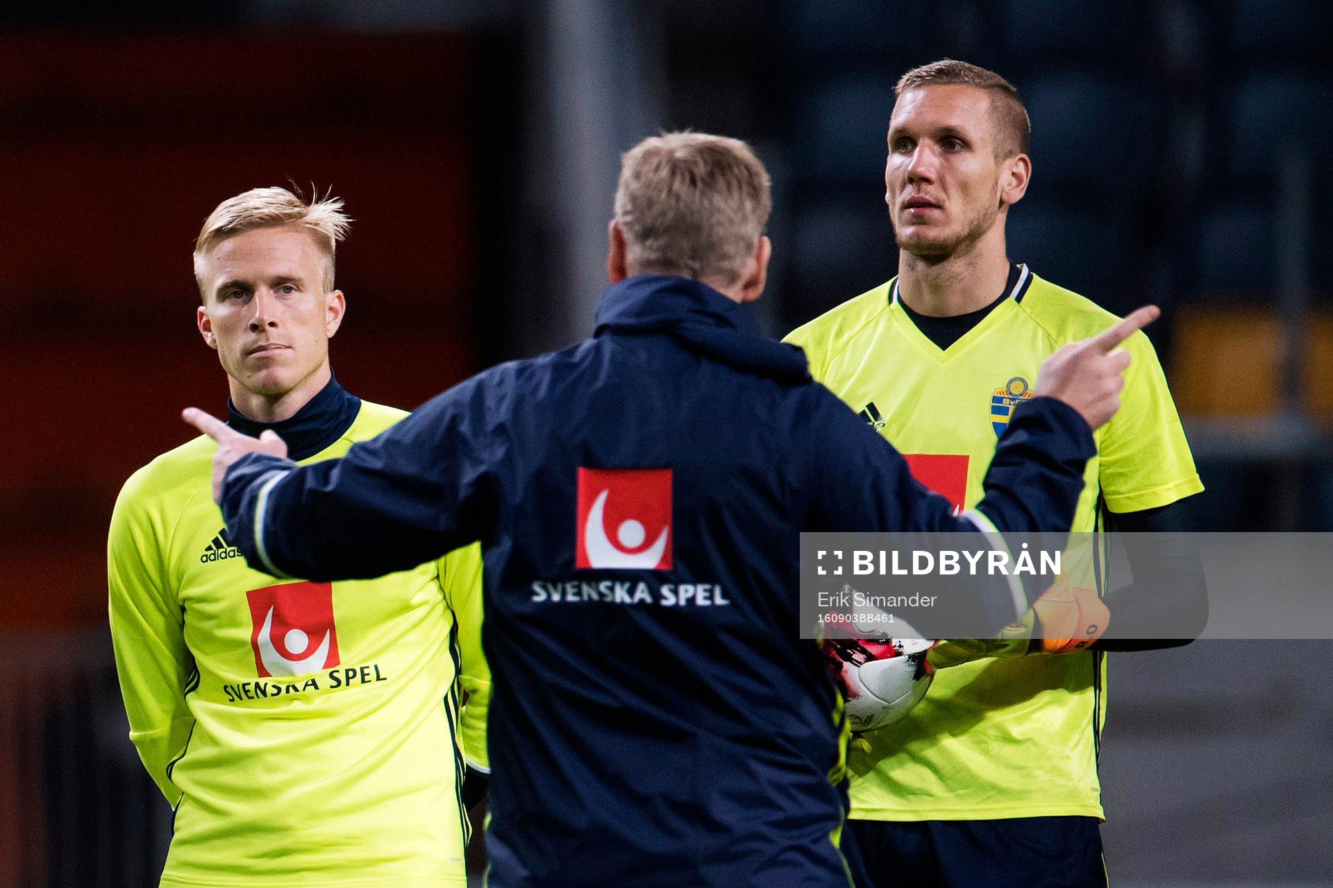 Oscar Wendt och målvakt Robin Olsen