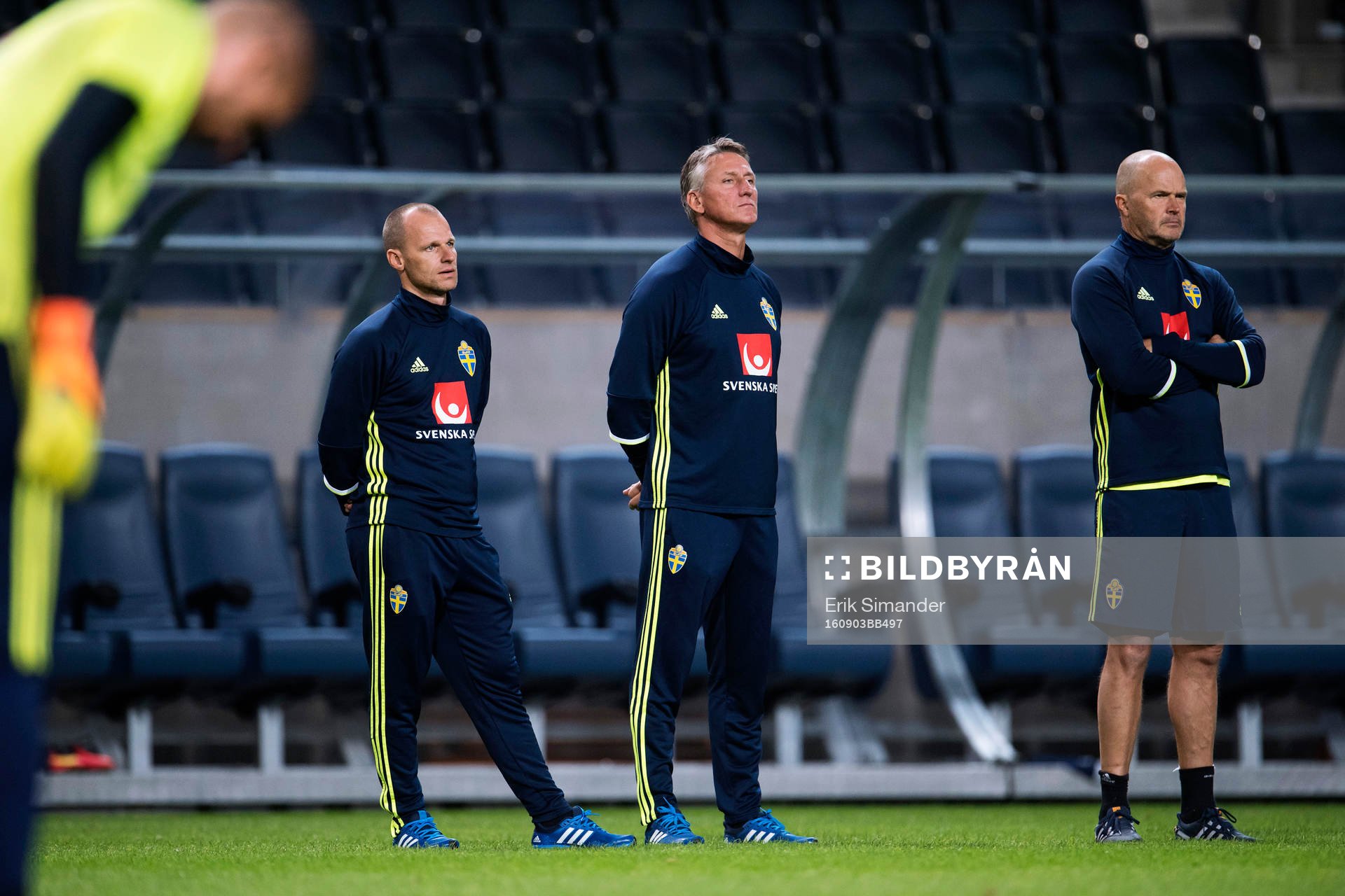 Johan Sandberg, sjukgymnast, Jan Gustavsson, säkerhetsansvarig och Johan Allgulander, naprapat under en träning med Sveriges fotbollslandslag den 3 september 2016 i Stockholm.