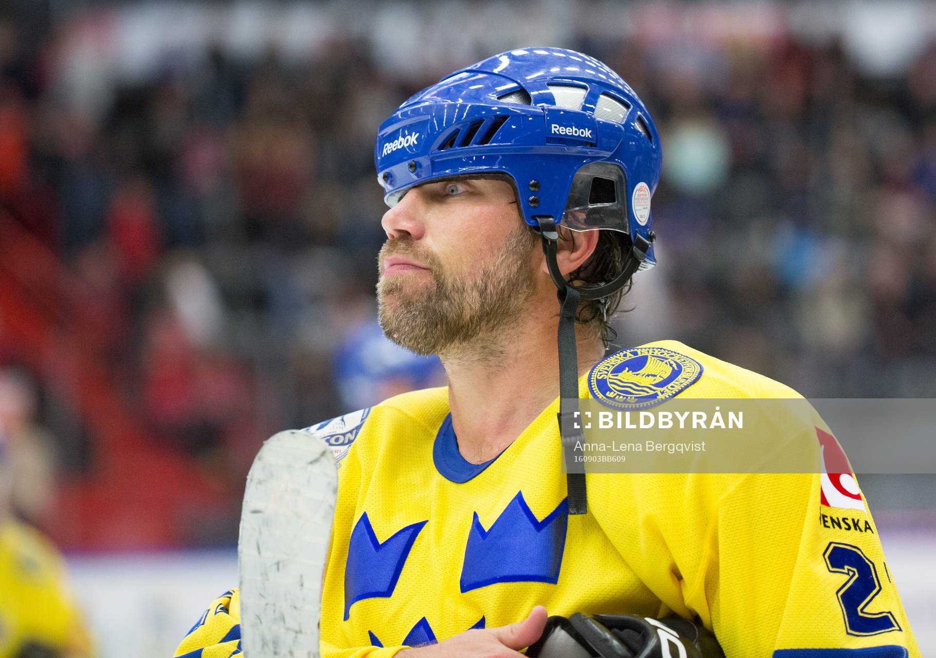 Tre Kronor legends Peter Forsberg med hjälmen på sniskan