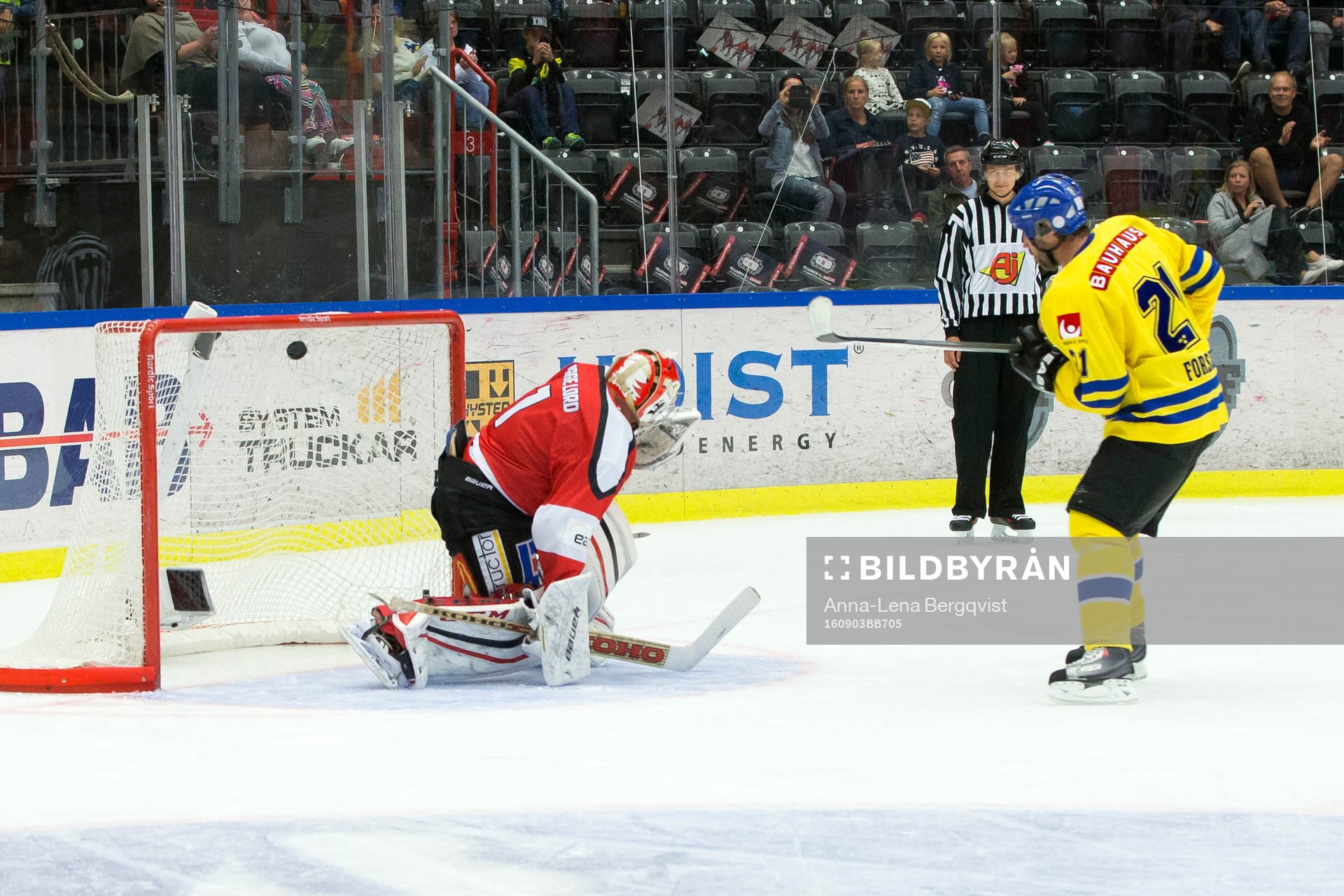 Tre Kronor legends Peter Forsberg sätter en straff bakom