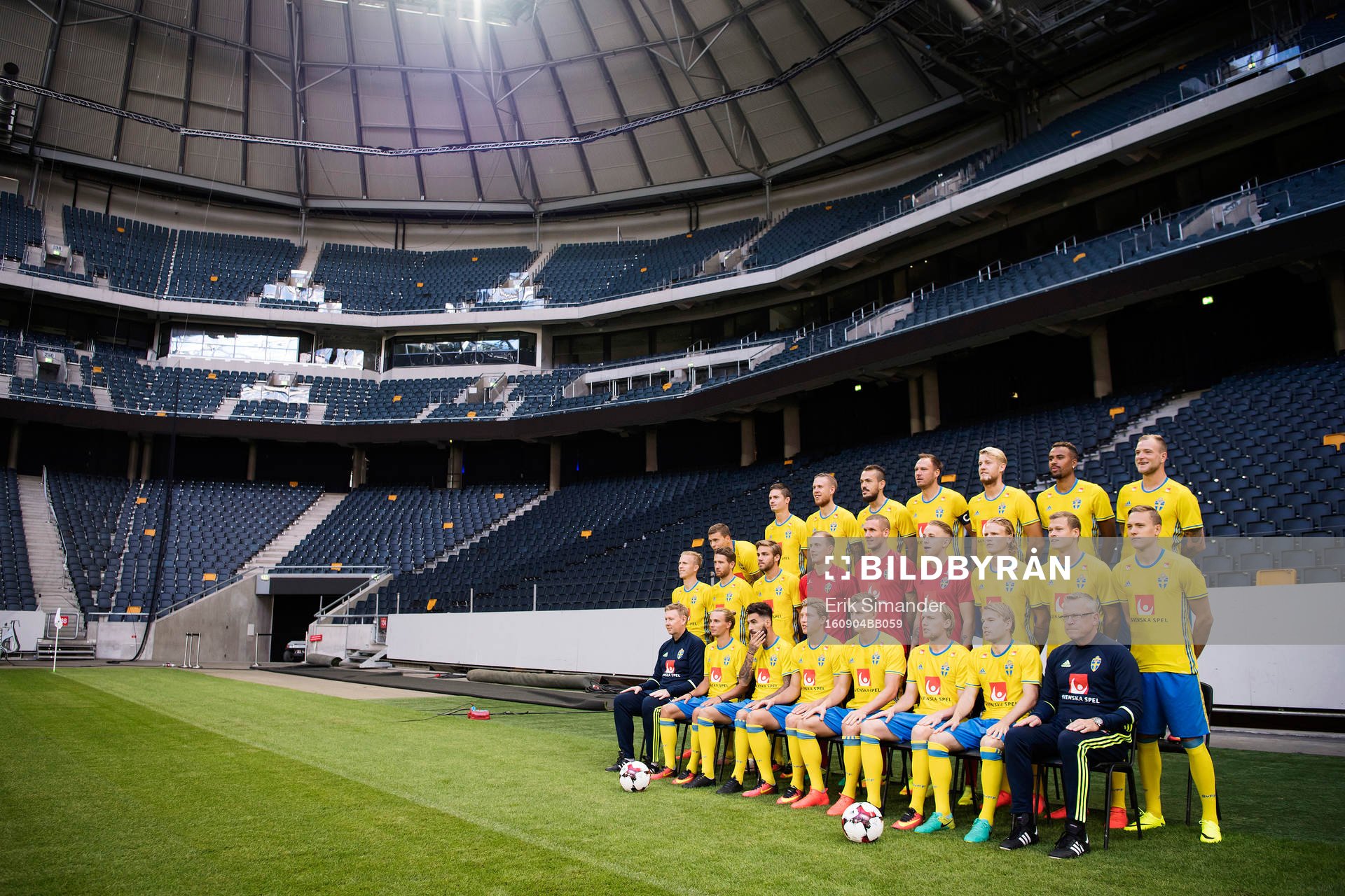 Sveriges fotbollslandslag ställer upp för en lagbild