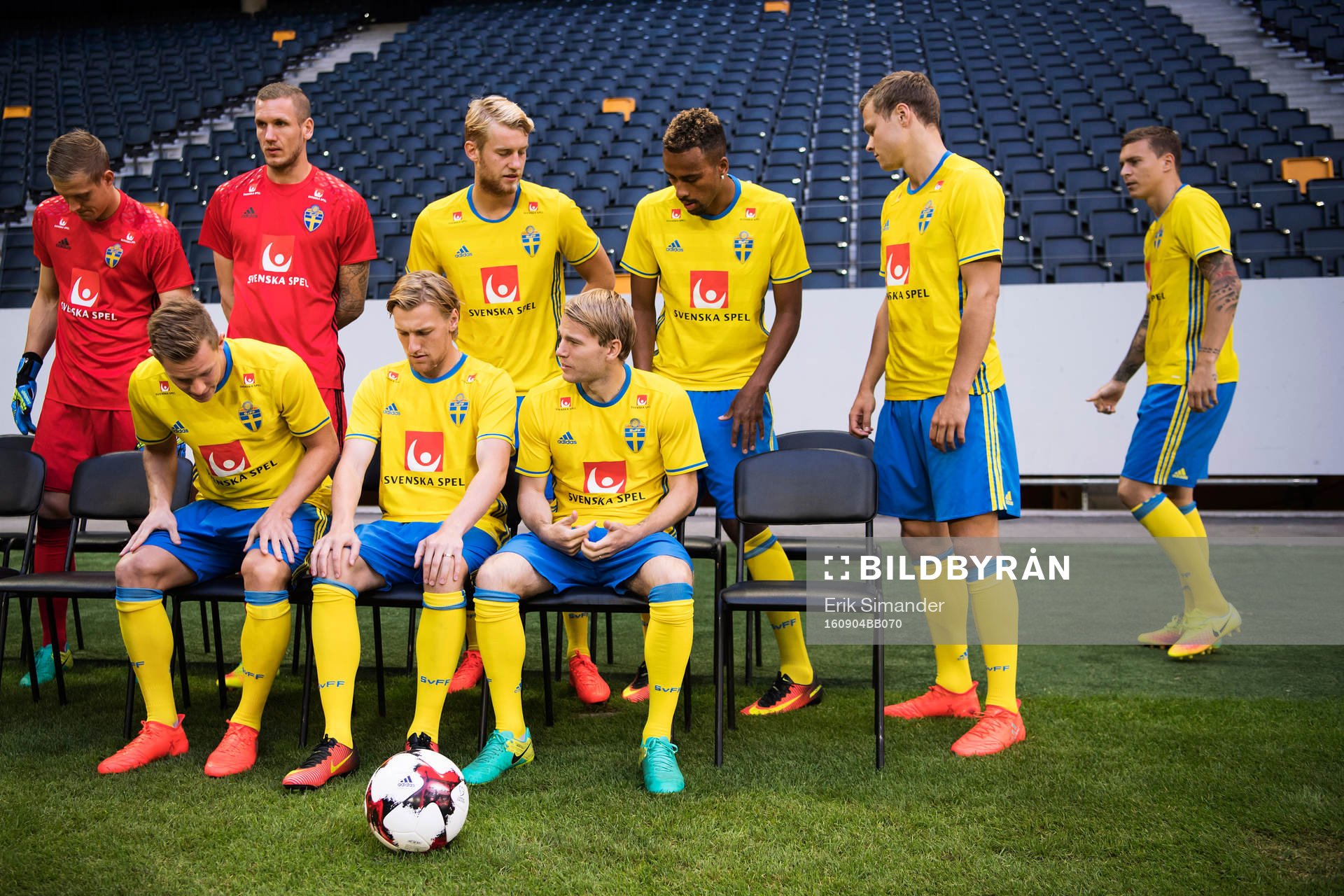 Sveriges fotbollslandslag ställer upp för en lagbild