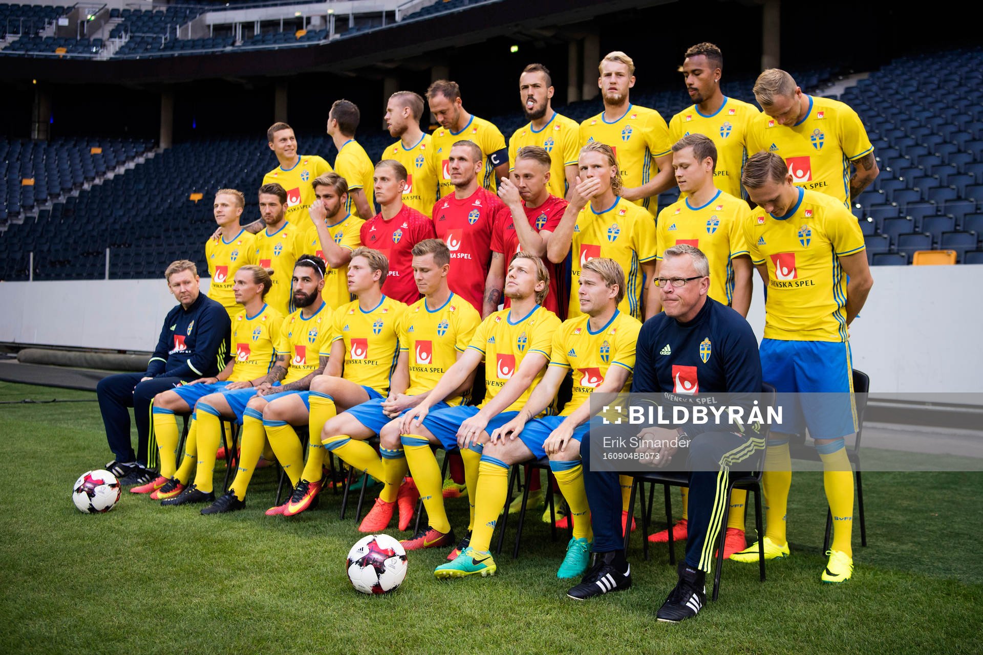 Sveriges fotbollslandslag ställer upp för en lagbild