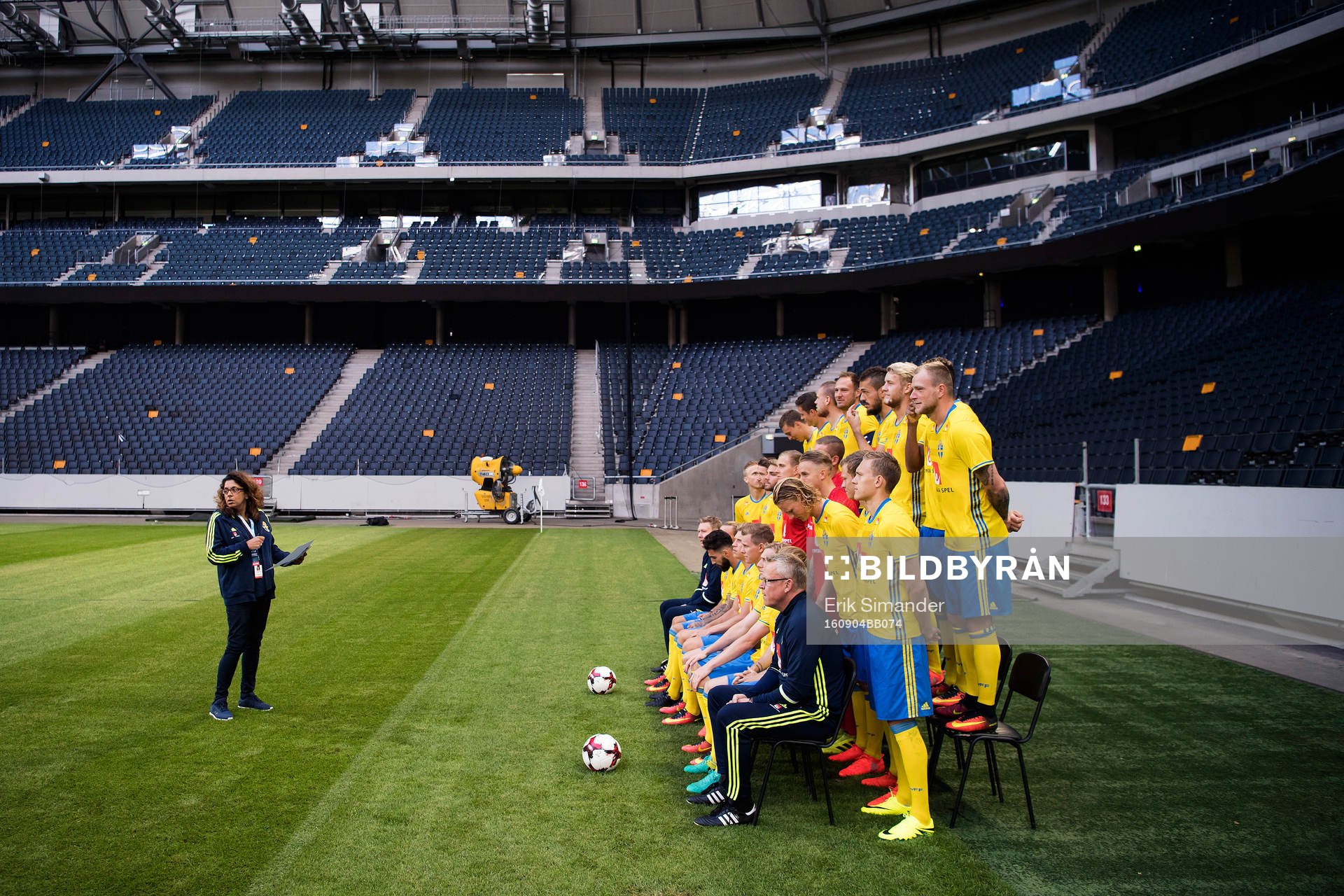 Sveriges fotbollslandslag ställer upp för en lagbild