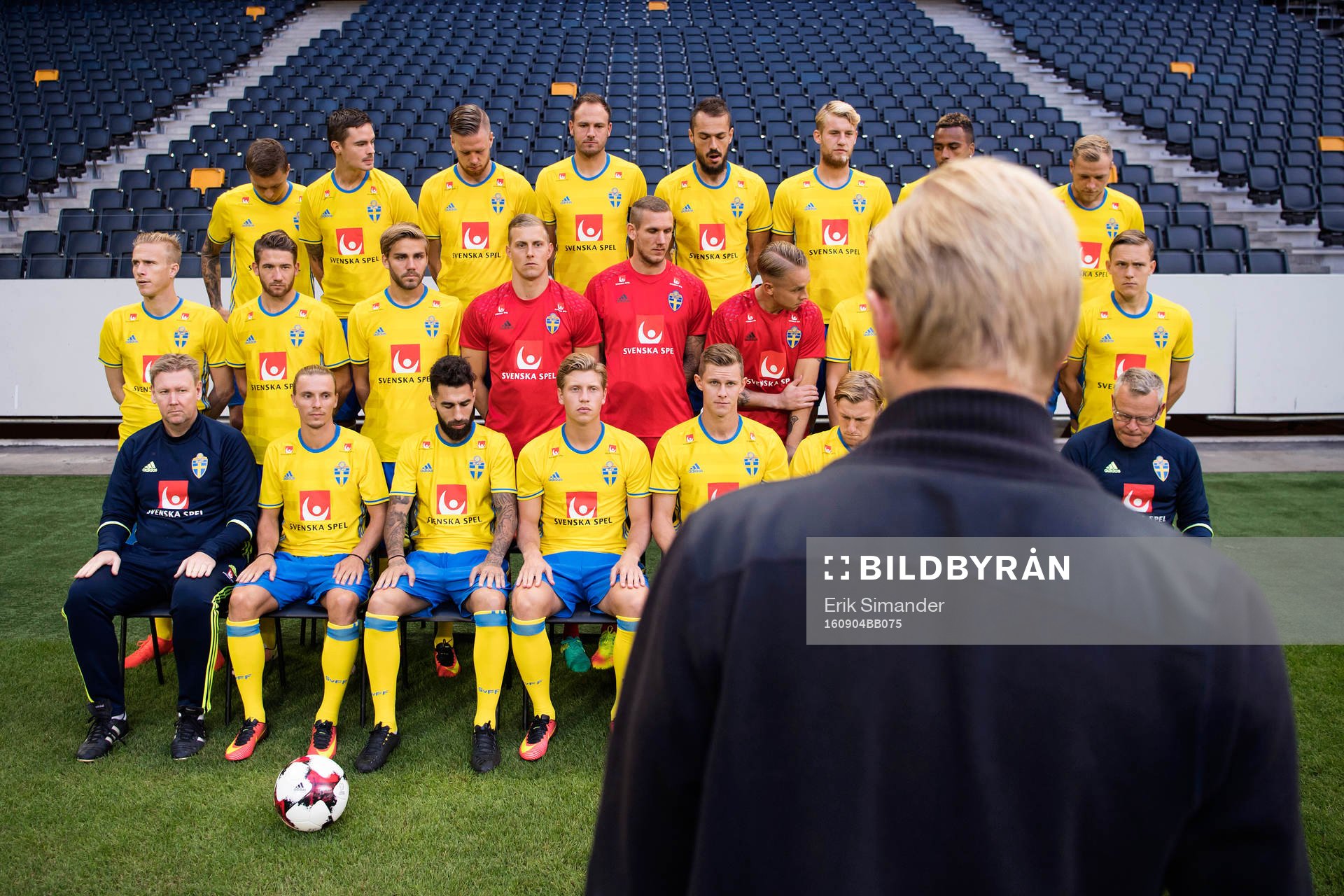 Sveriges fotbollslandslag ställer upp för en lagbild