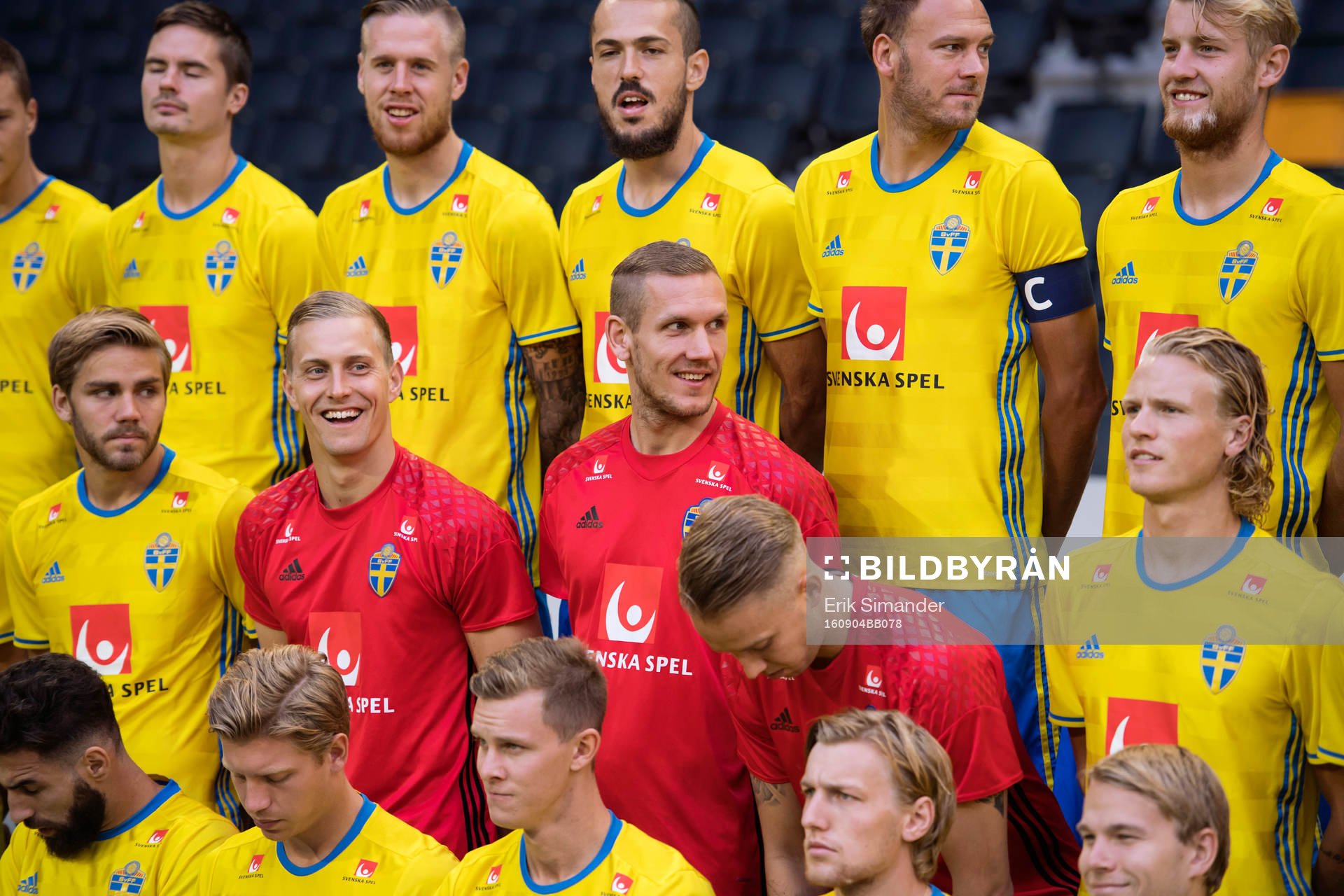 Sveriges fotbollslandslag ställer upp för en lagbild