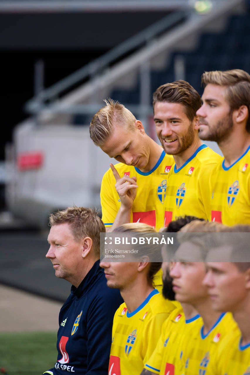 Sveriges fotbollslandslag ställer upp för en lagbild