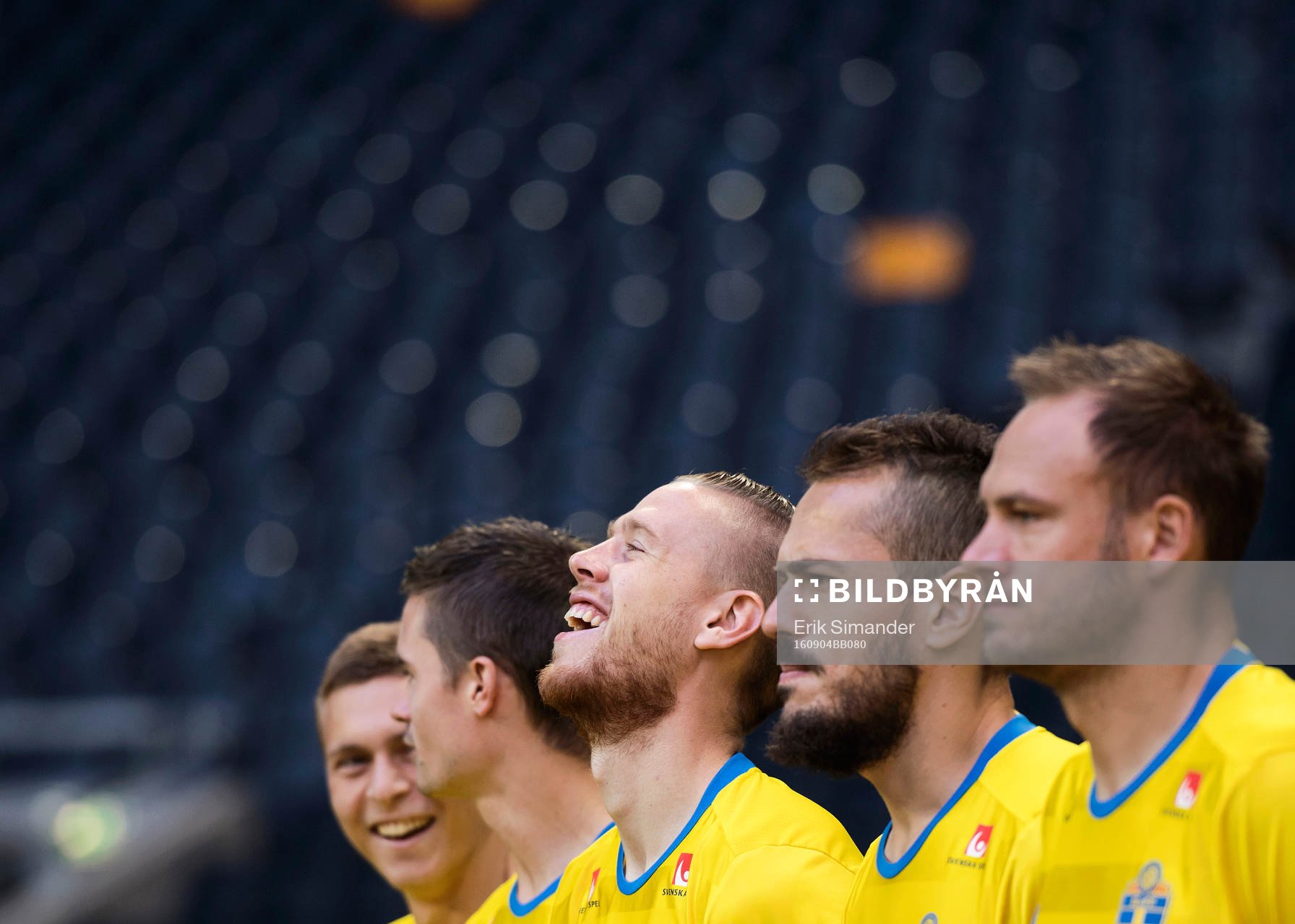 Sveriges fotbollslandslag ställer upp för en lagbild