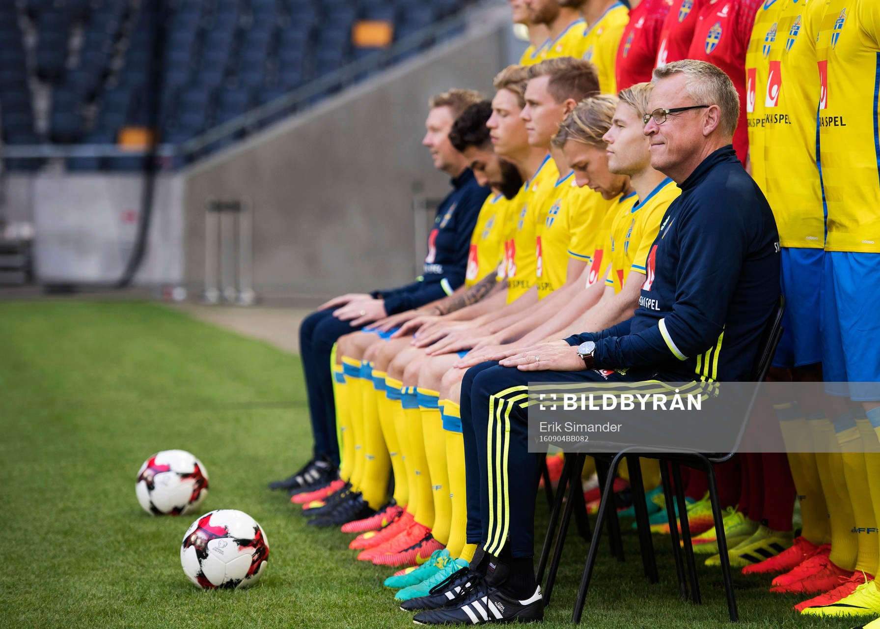 Sveriges fotbollslandslag ställer upp för en lagbild
