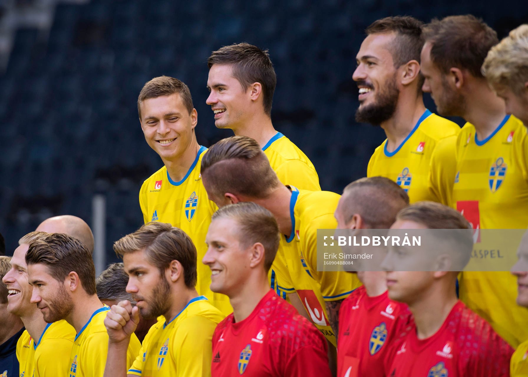Sveriges fotbollslandslag ställer upp för en lagbild den 4 september 2016 i Stockholm.