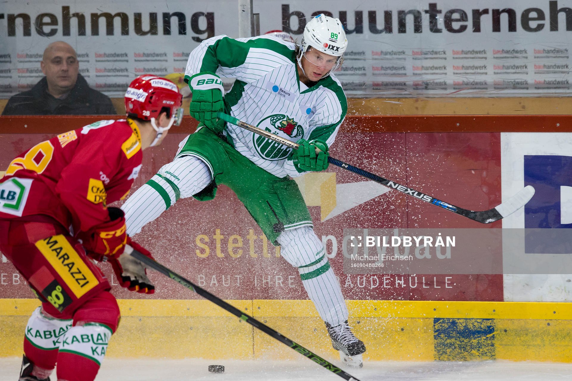 Rögles David Åslin i kamp om pucken med SLC Tigers